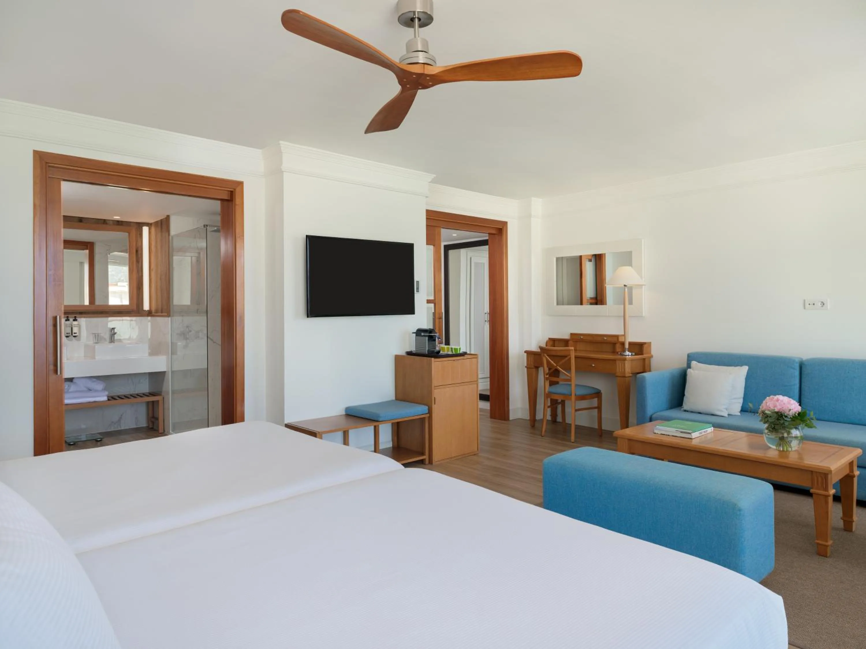Photo of the whole room, Bed in Boutique Hotel H10 Blue Mar - Adults Only