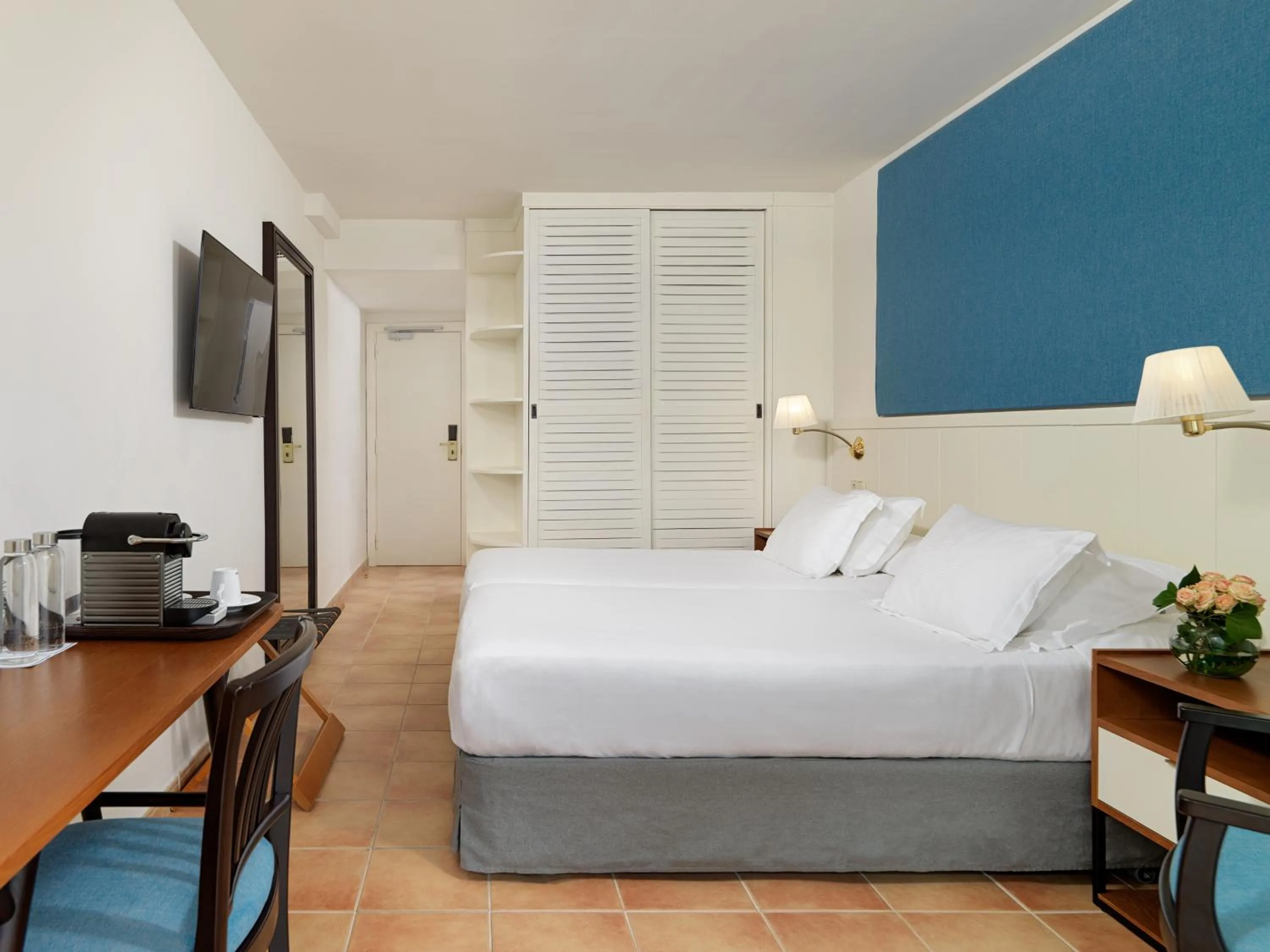 Area and facilities, Bed in Boutique Hotel H10 Blue Mar - Adults Only