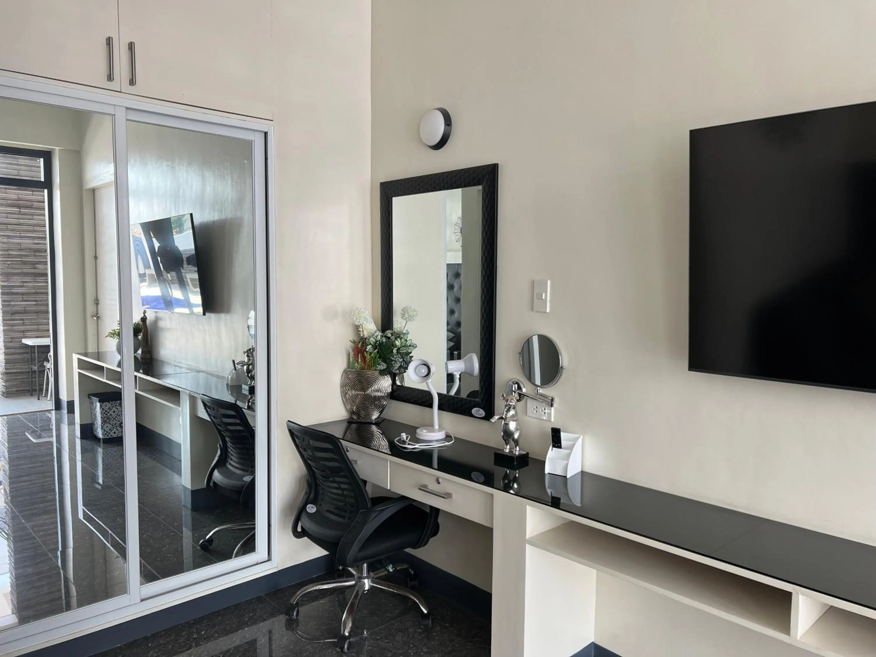 TV and multimedia in Dampa Poolside Events & Accommodation