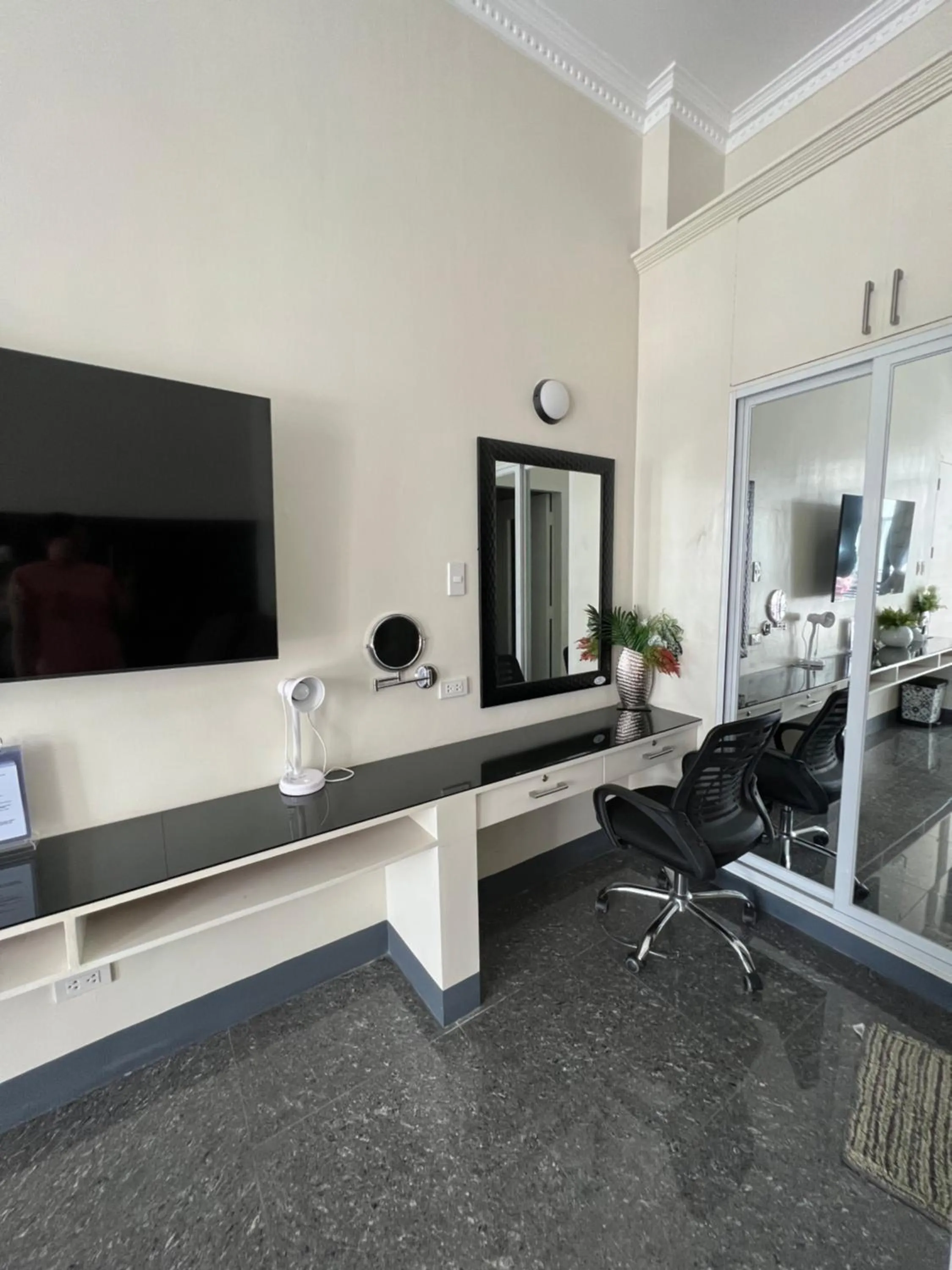 TV and multimedia in Dampa Poolside Events & Accommodation