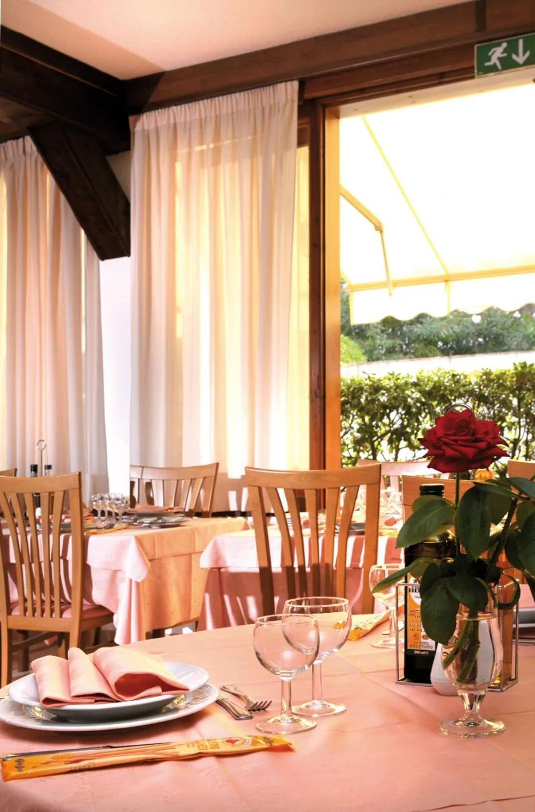 Restaurant/places to eat in Hotel Lilly