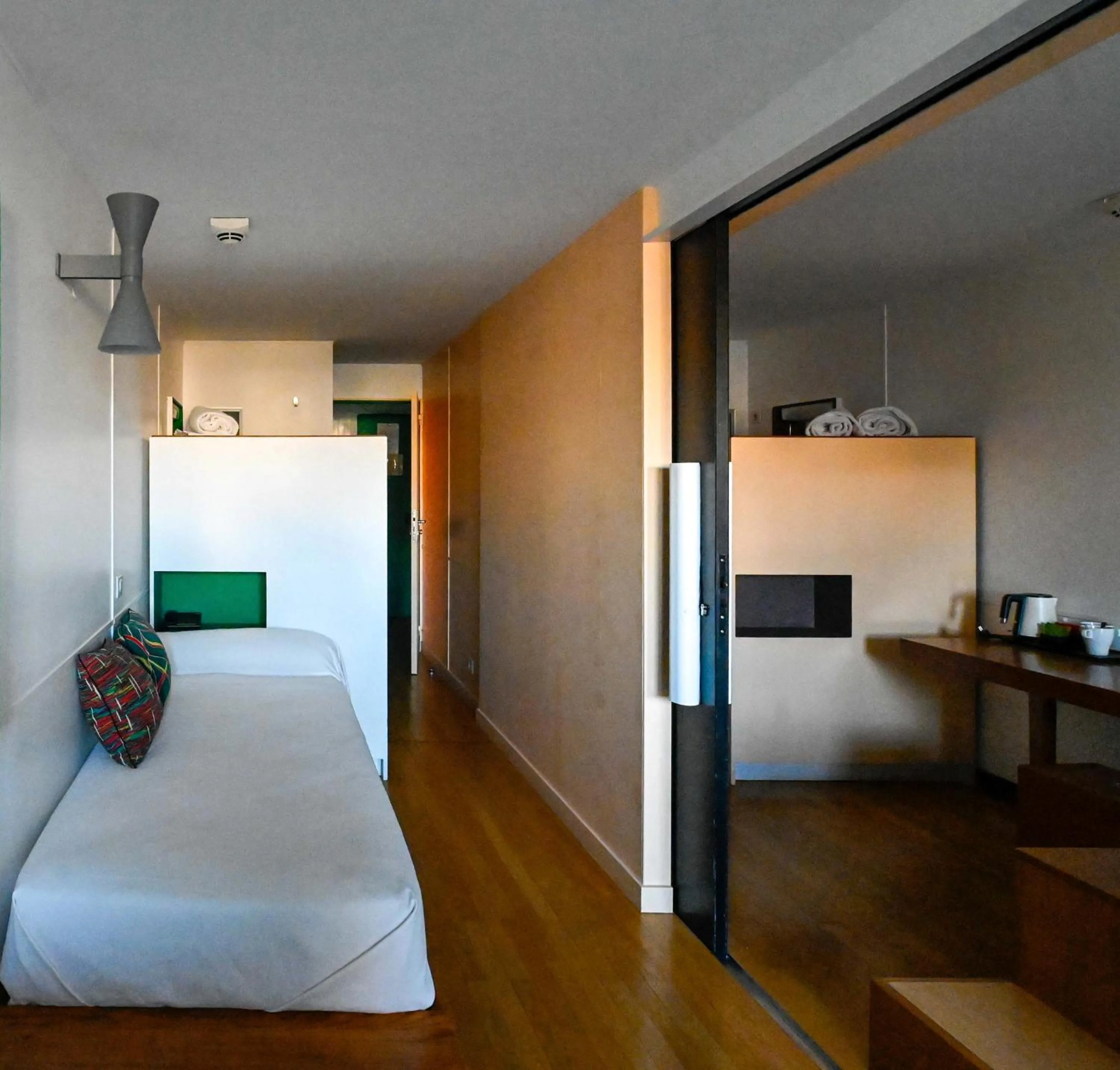 Photo of the whole room, Bed in Hotel le Corbusier