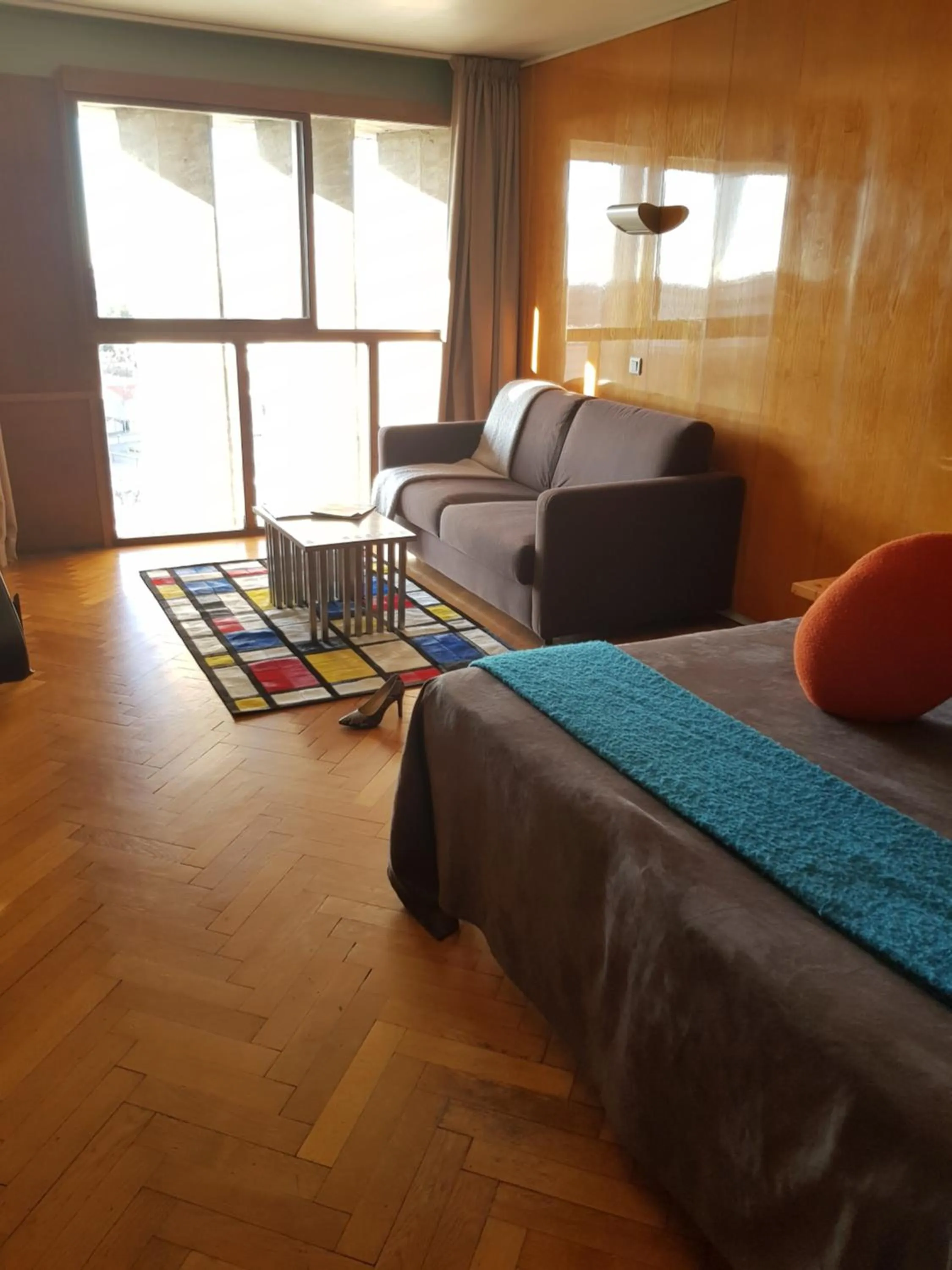 Photo of the whole room in Hotel le Corbusier