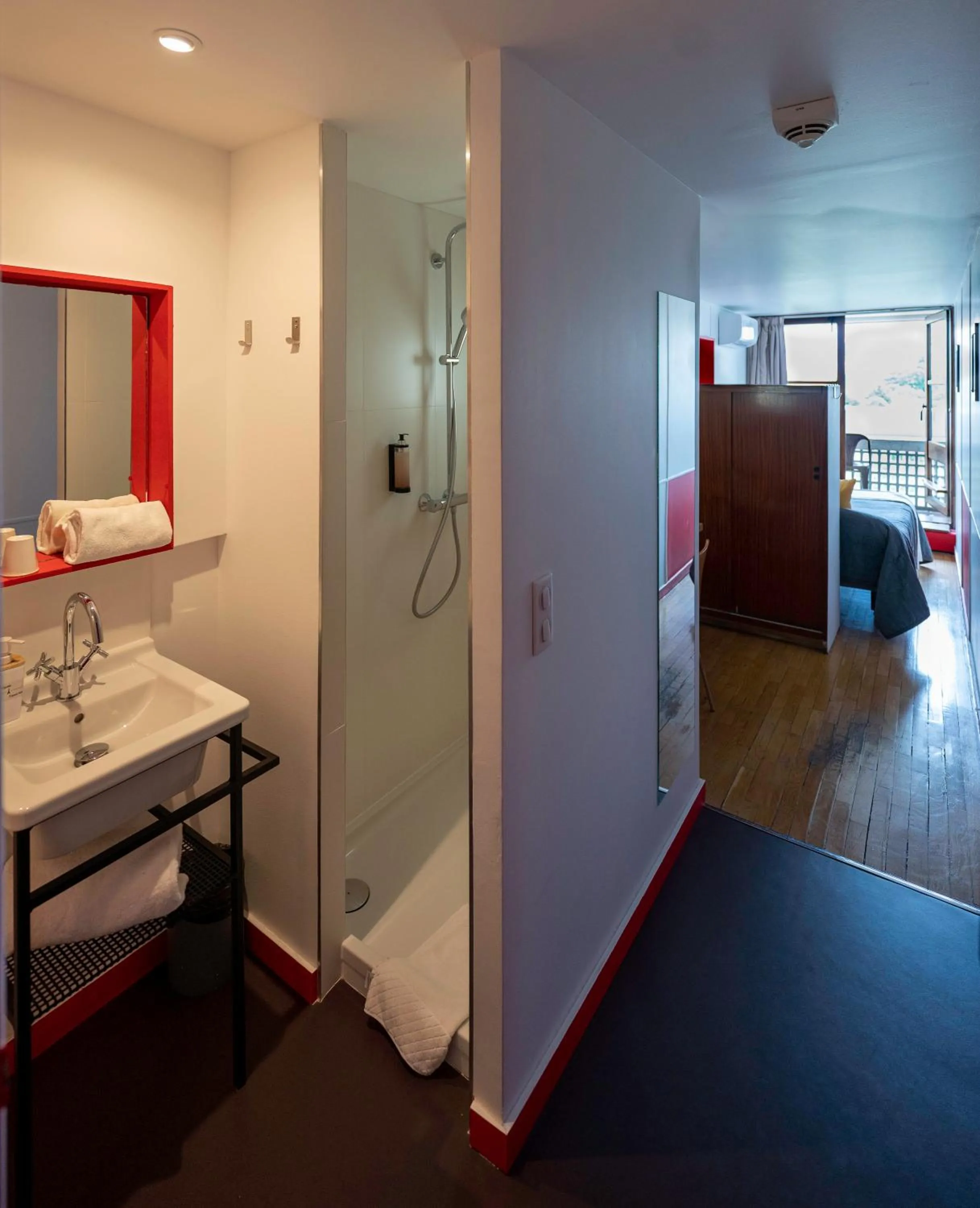 Bathroom, Bed in Hotel le Corbusier