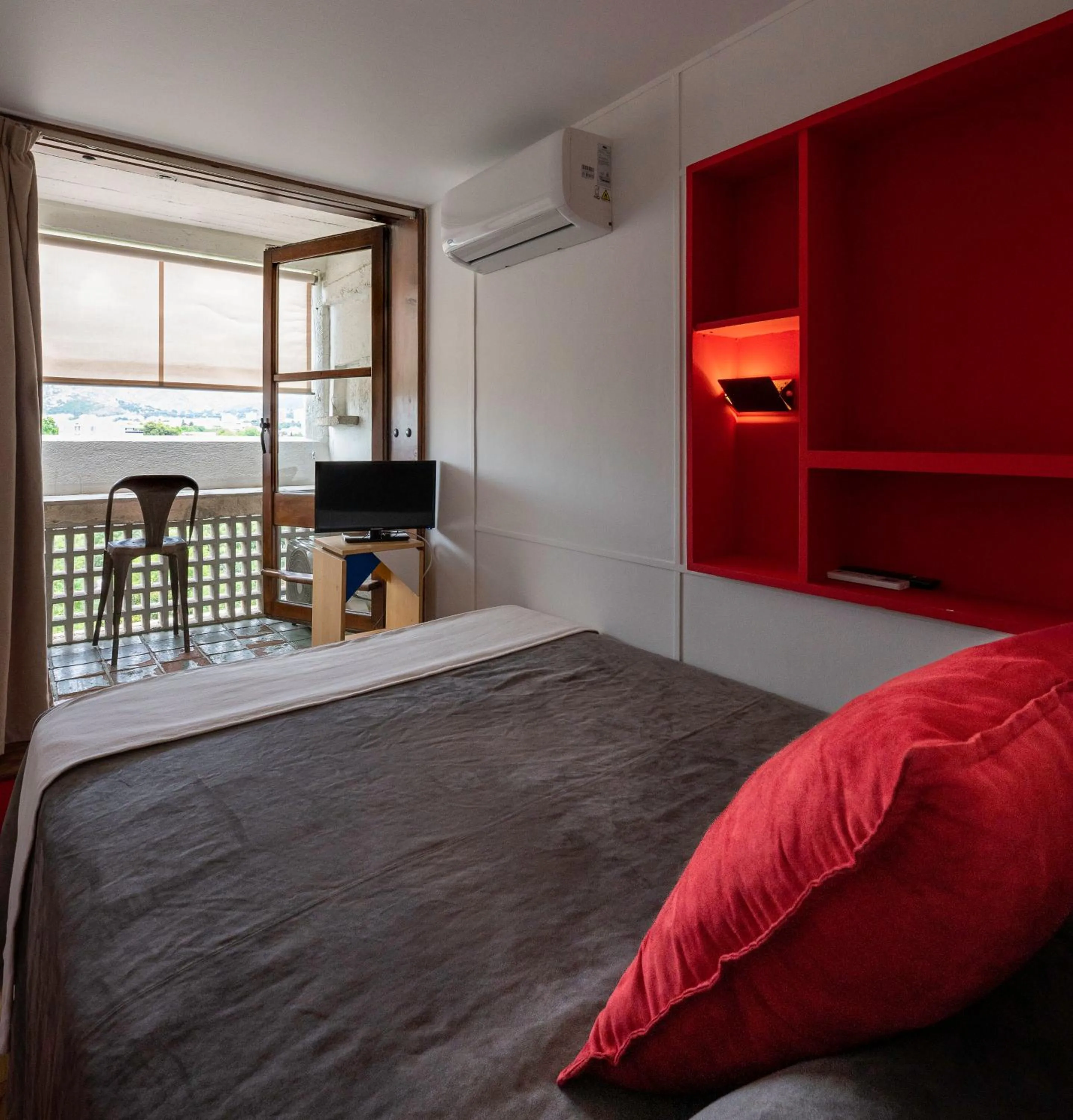 View (from property/room), Bed in Hotel le Corbusier