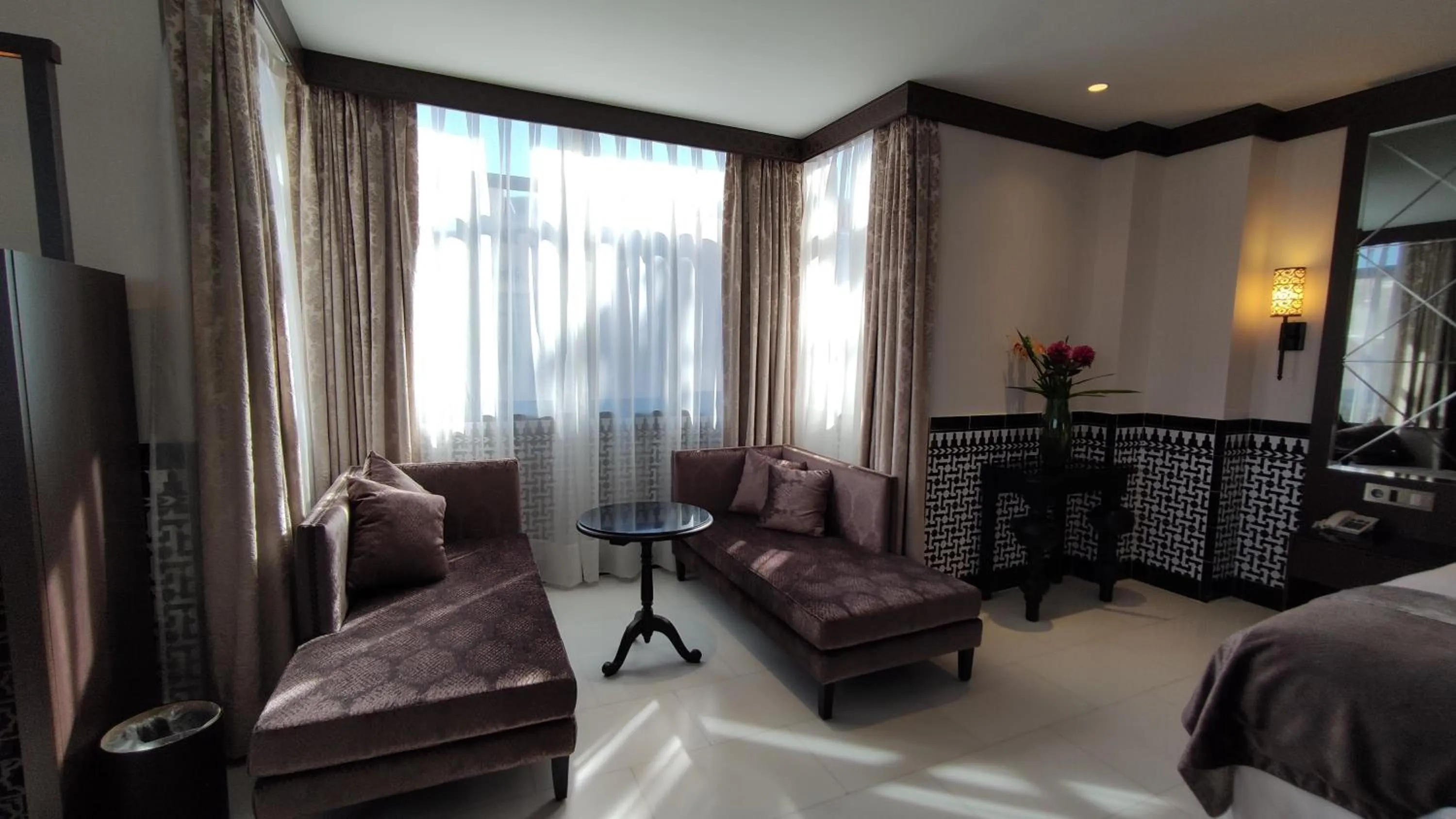 Living room, Bed in Hotel Saray