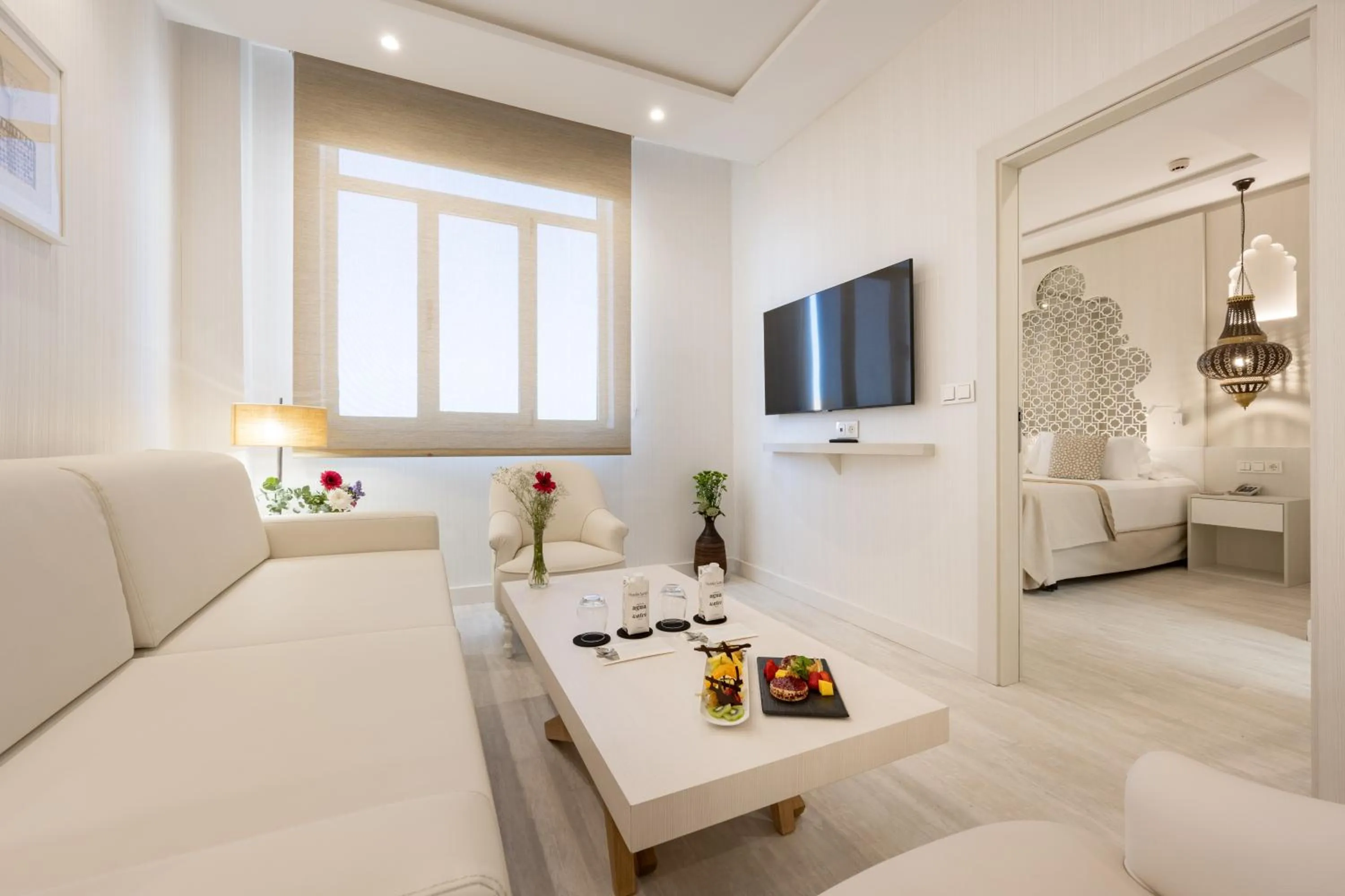 Living room, Bed in Hotel Saray