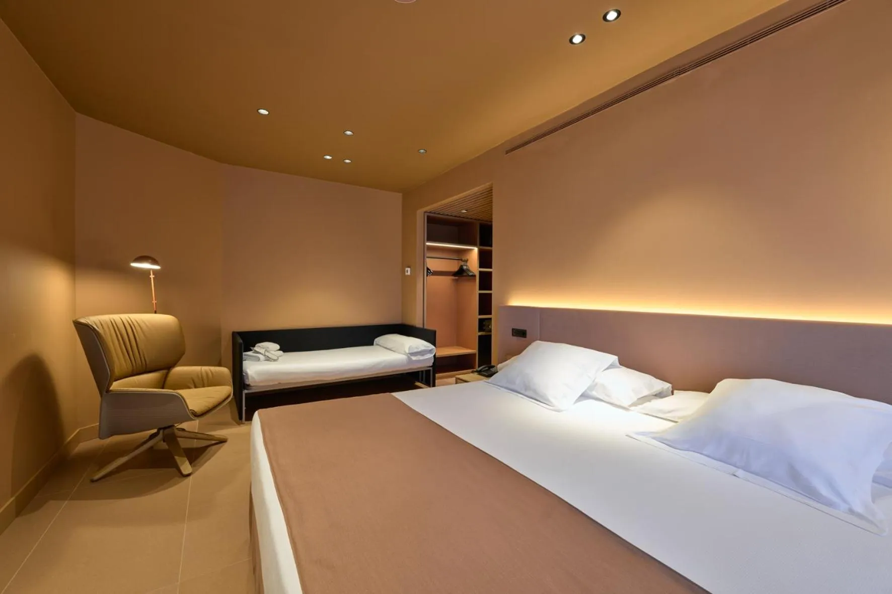 Photo of the whole room, Bed in Barcelona Princess