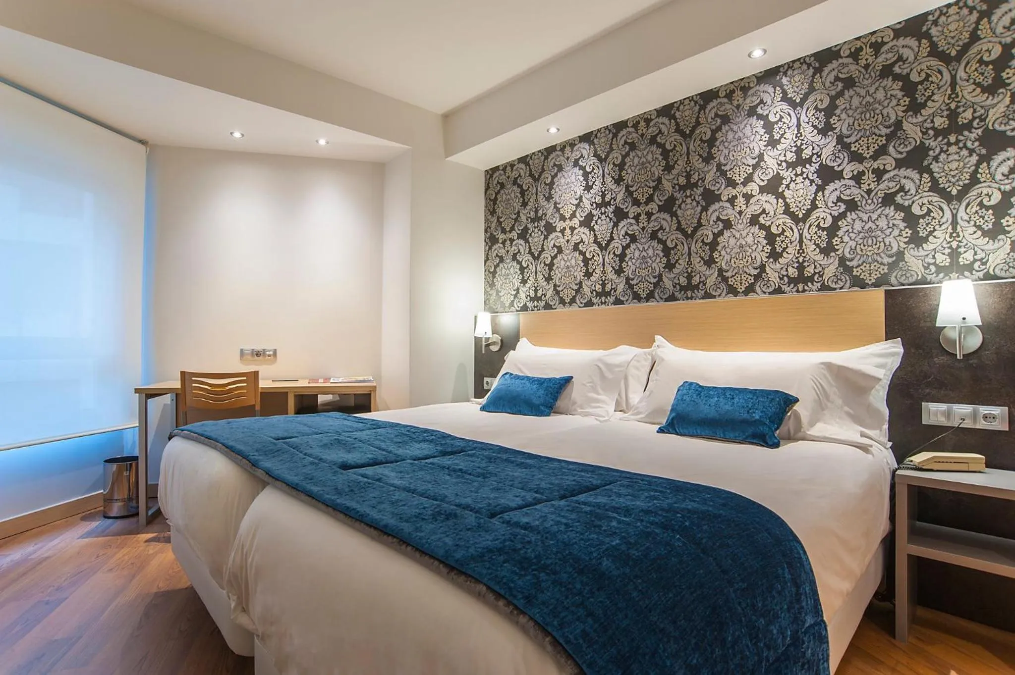 Photo of the whole room, Bed in Sercotel Codina