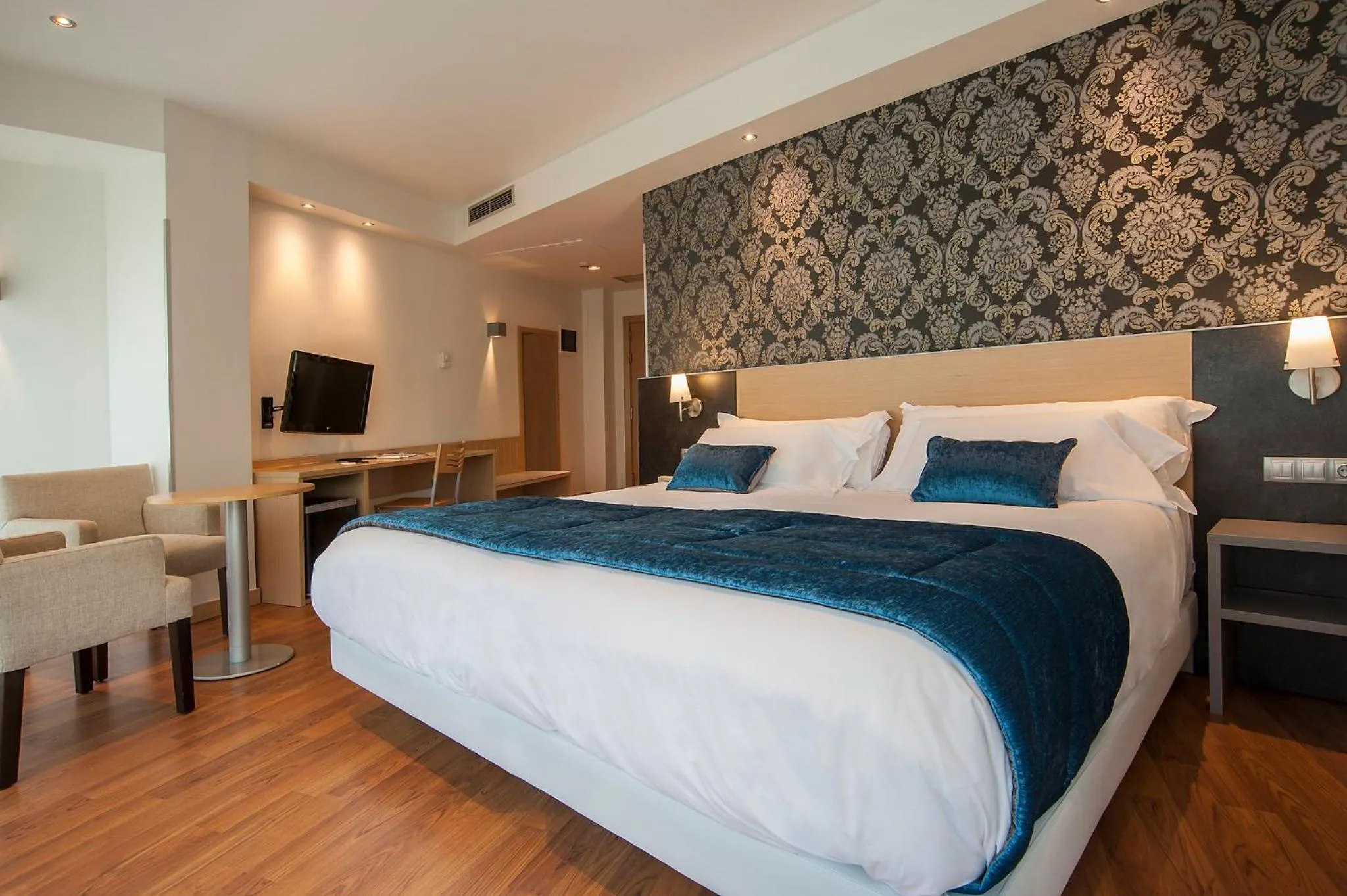 Photo of the whole room, Bed in Sercotel Codina