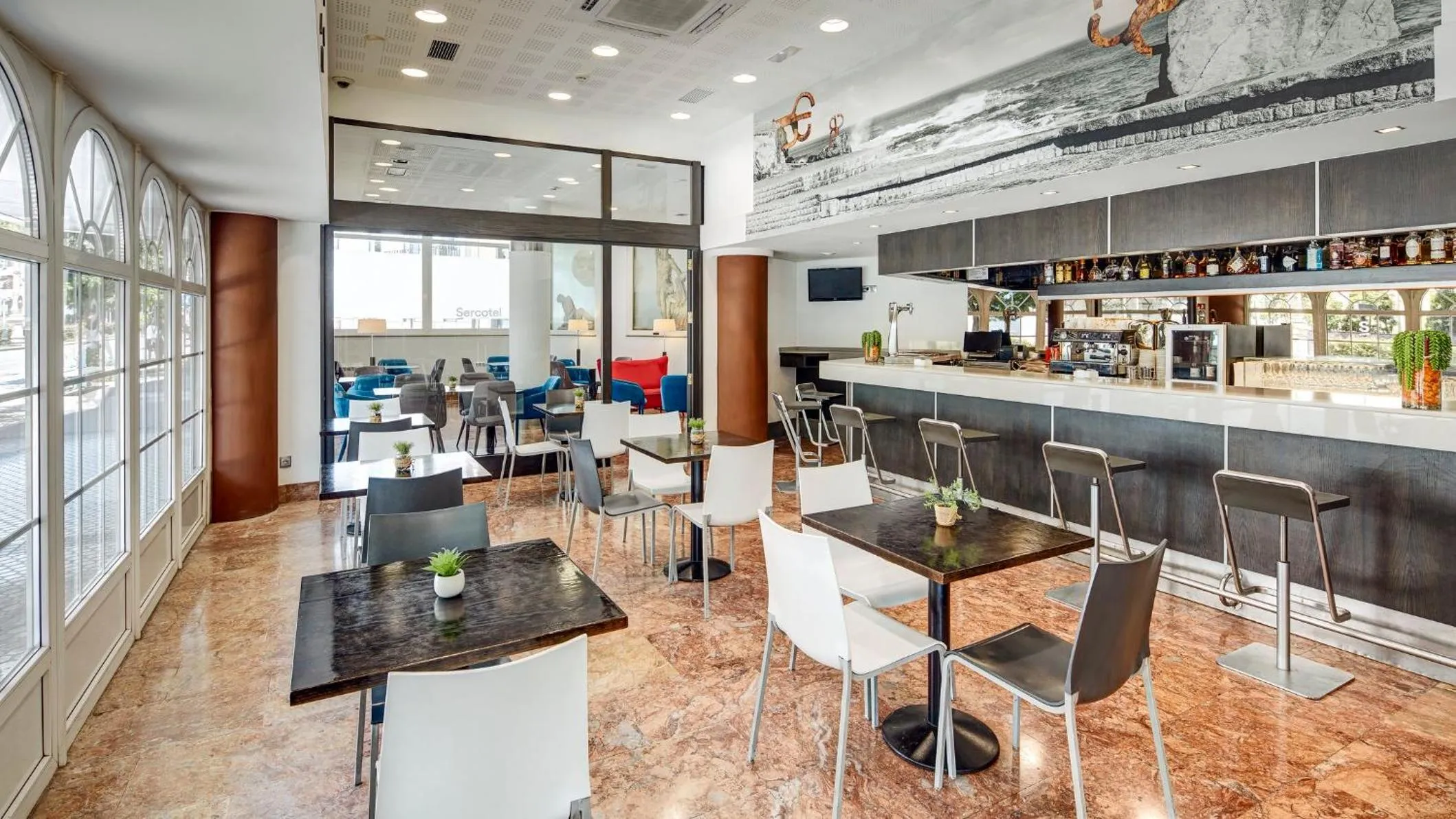 Restaurant/places to eat in Sercotel Codina