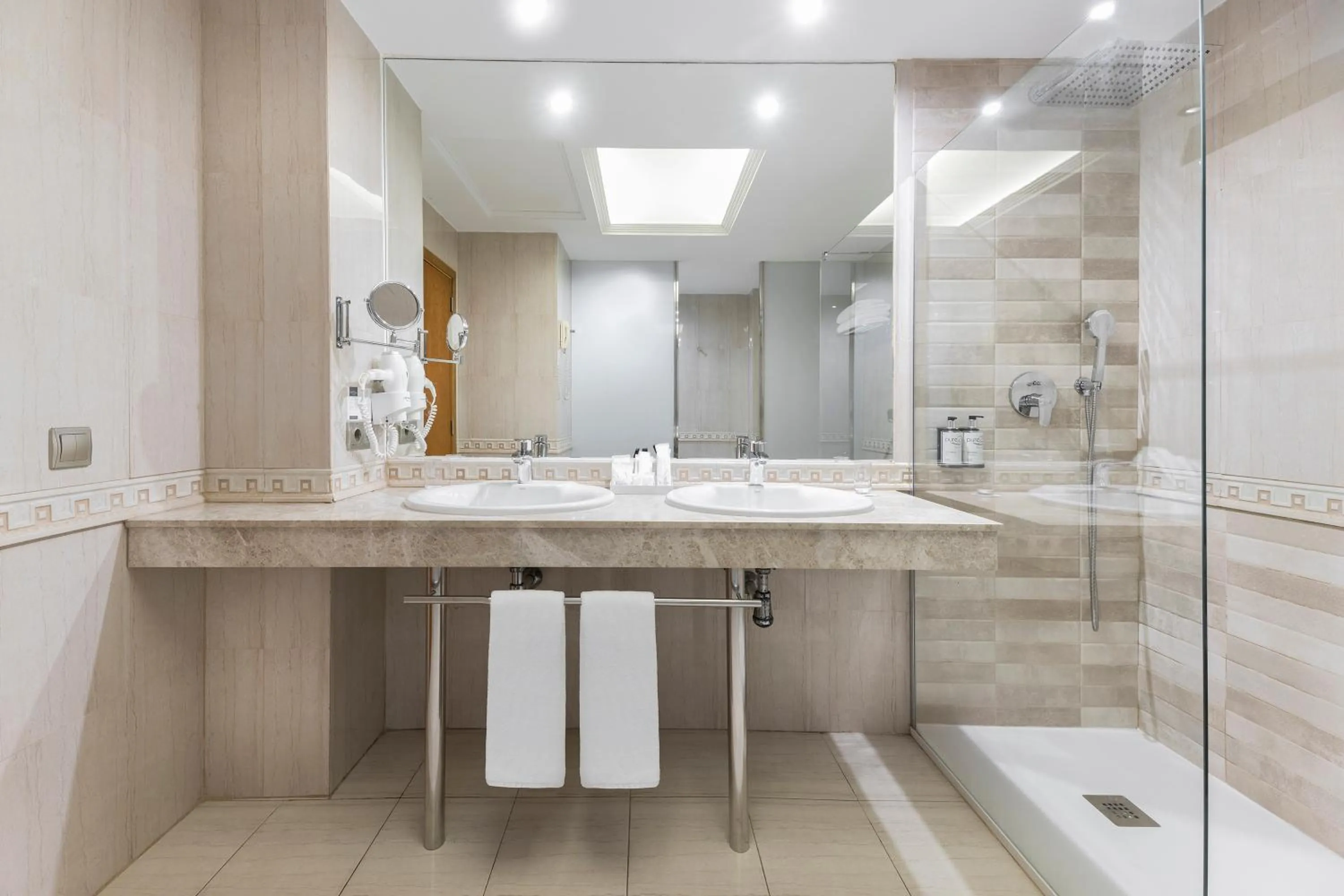 Bathroom in Elba Vecindario Aeropuerto Business & Convention Hotel