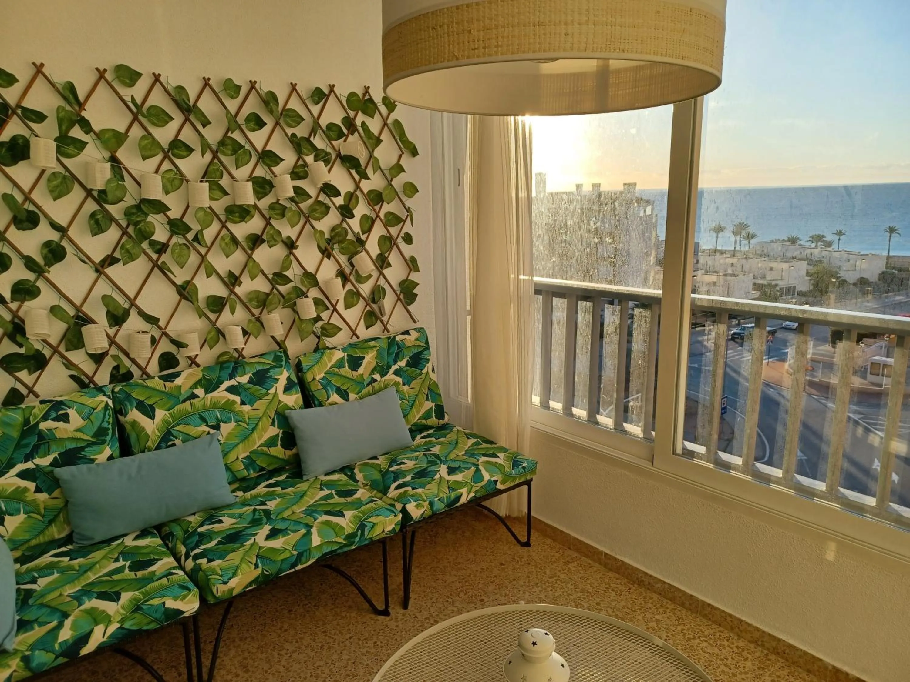 Sunny, spacious 3 bedroom apartment with seaview - L1 Red line stop PARADIS 2 min walk from rental