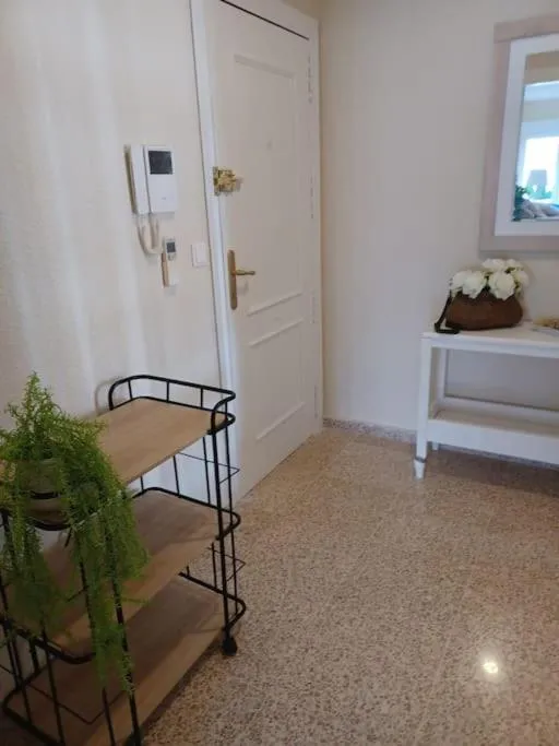 Sunny, spacious 3 bedroom apartment with seaview - L1 Red line stop PARADIS 2 min walk from rental