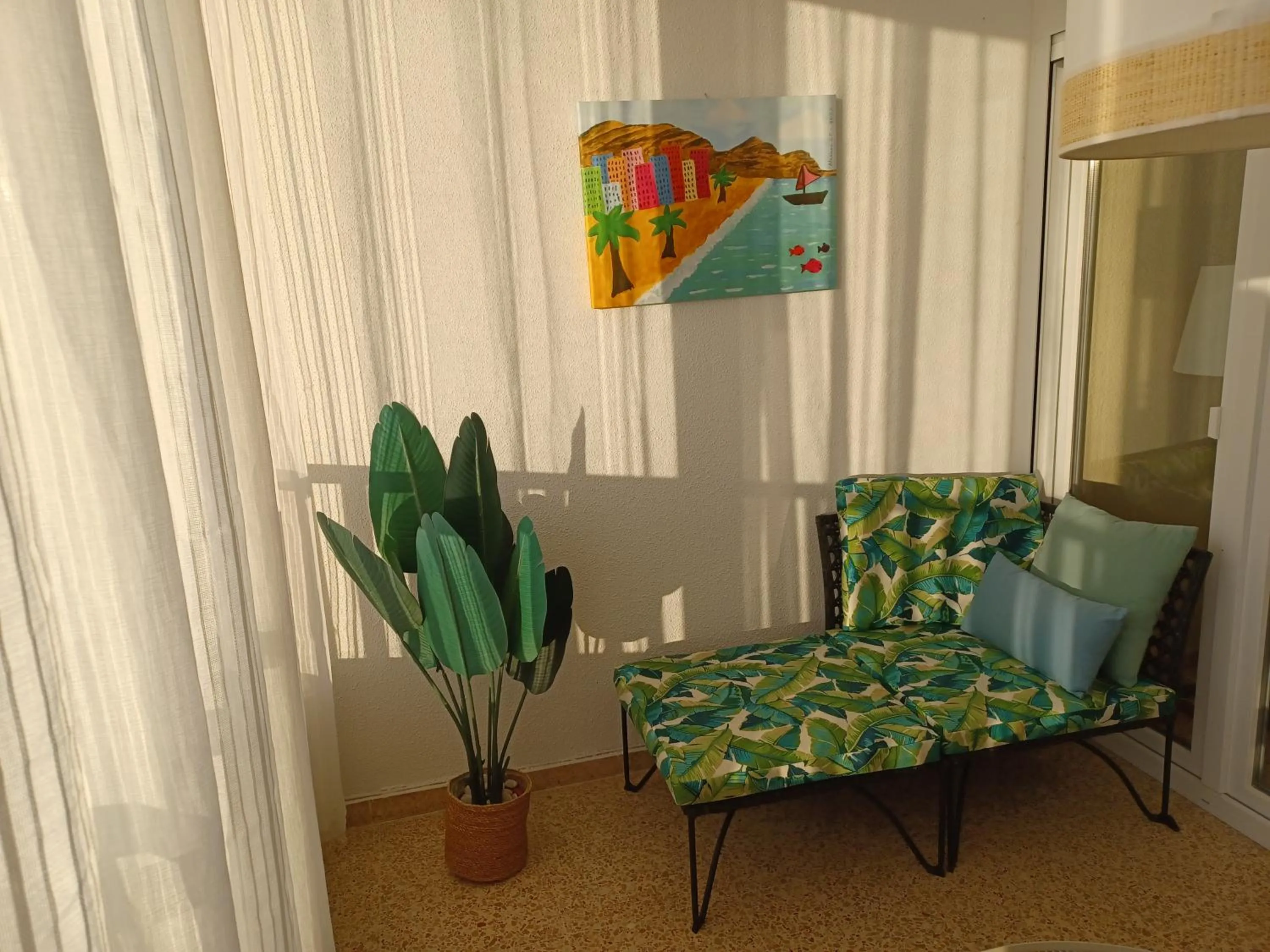 Sunny, spacious 3 bedroom apartment with seaview - L1 Red line stop PARADIS 2 min walk from rental