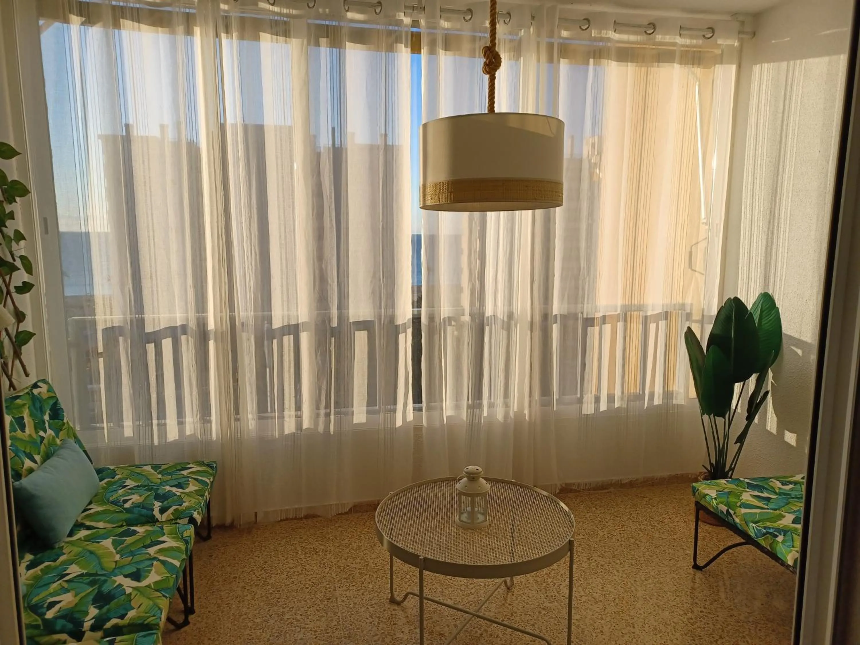 Sunny, spacious 3 bedroom apartment with seaview - L1 Red line stop PARADIS 2 min walk from rental
