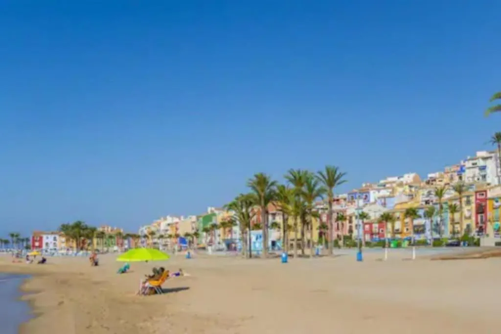 Sunny, spacious 3 bedroom apartment with seaview - L1 Red line stop PARADIS 2 min walk from rental