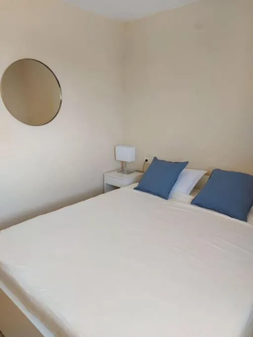 Bed in Sunny, spacious 3 bedroom apartment with seaview - L1 Red line stop PARADIS 2 min walk from rental