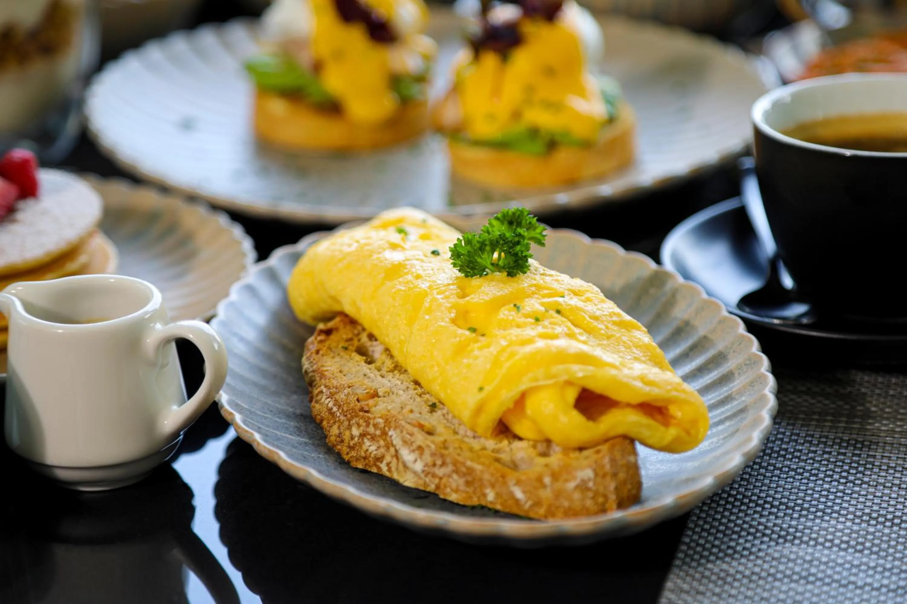 Restaurant/places to eat in Maysan Doha, LXR Hotels & Resorts