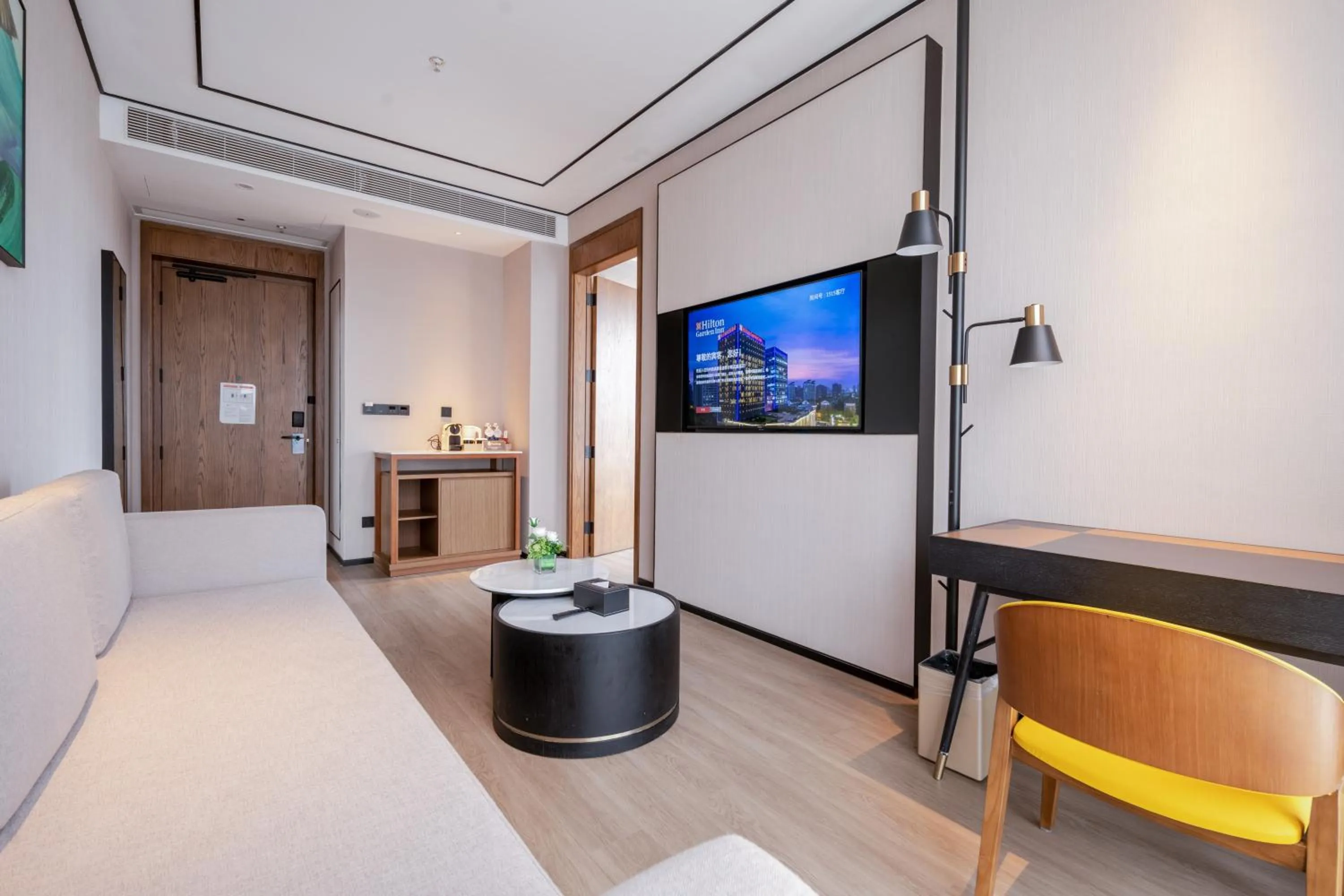 Living room, Bed in Hilton Garden Inn Hangzhou Xixi Zijingang