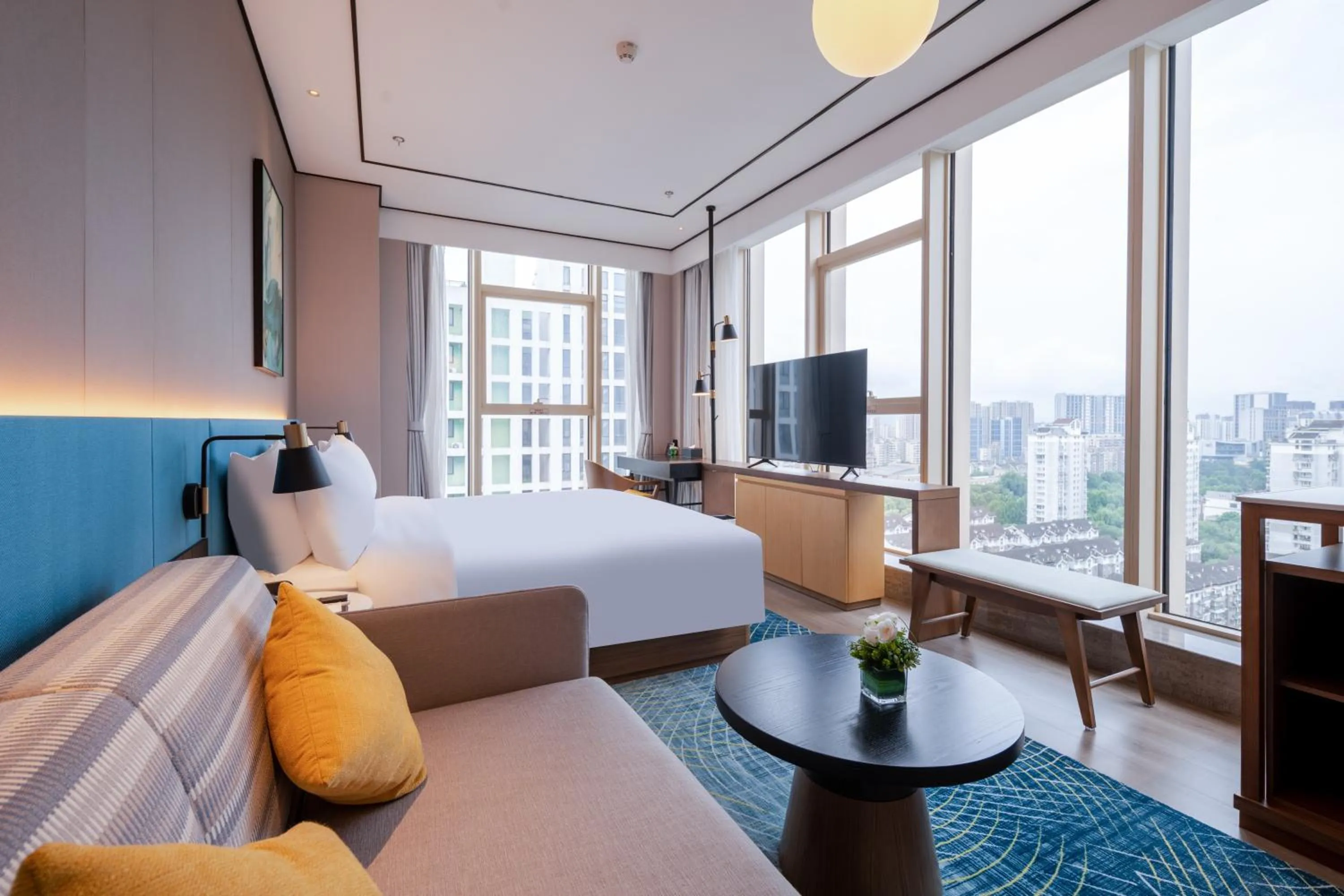 Seating area, Bed in Hilton Garden Inn Hangzhou Xixi Zijingang