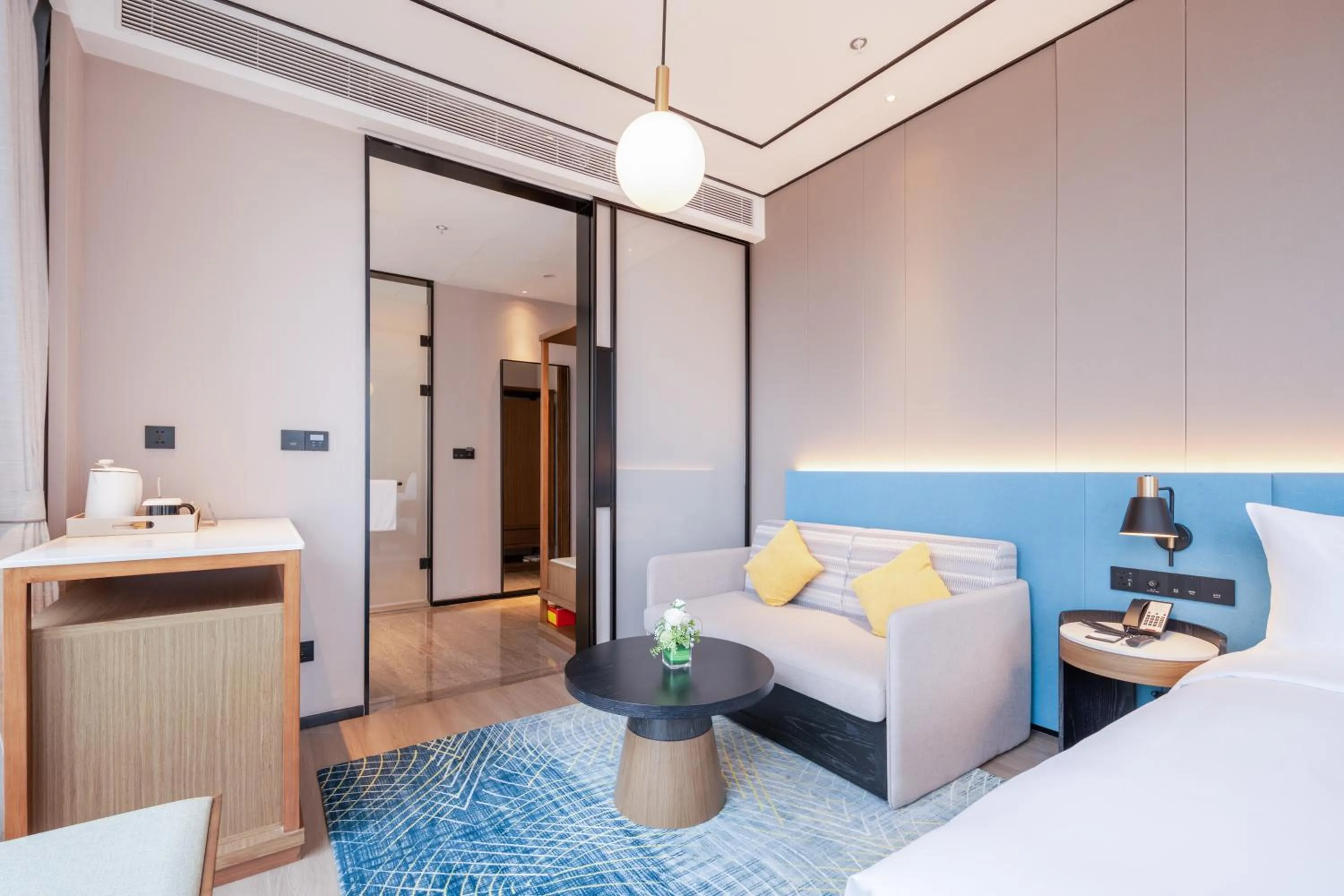 Seating area, Bed in Hilton Garden Inn Hangzhou Xixi Zijingang