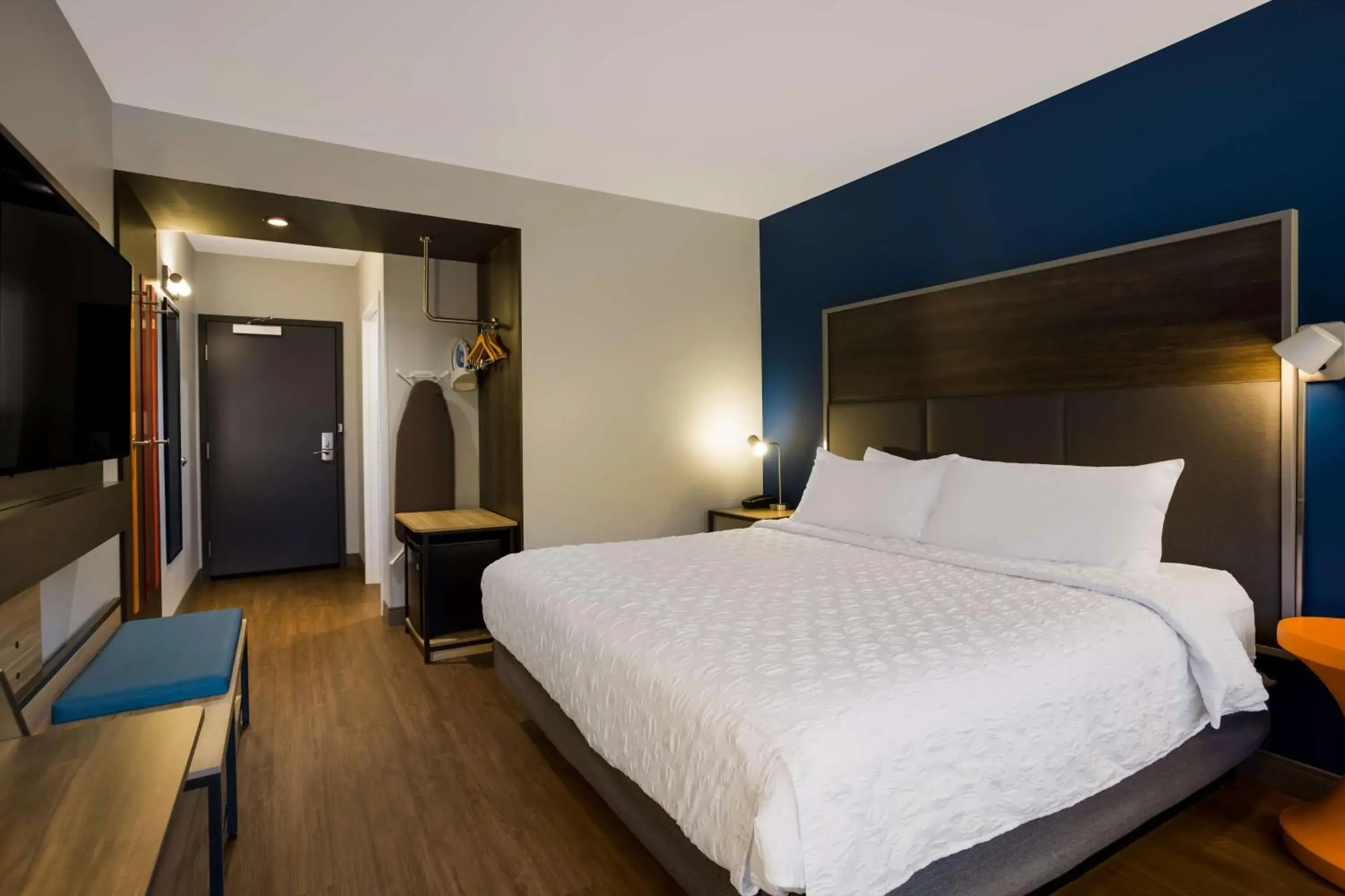 King Room with Walk-In Shower in Tru By Hilton Traverse City King Room with Walk-In Shower in Tru By Hilton Traverse City