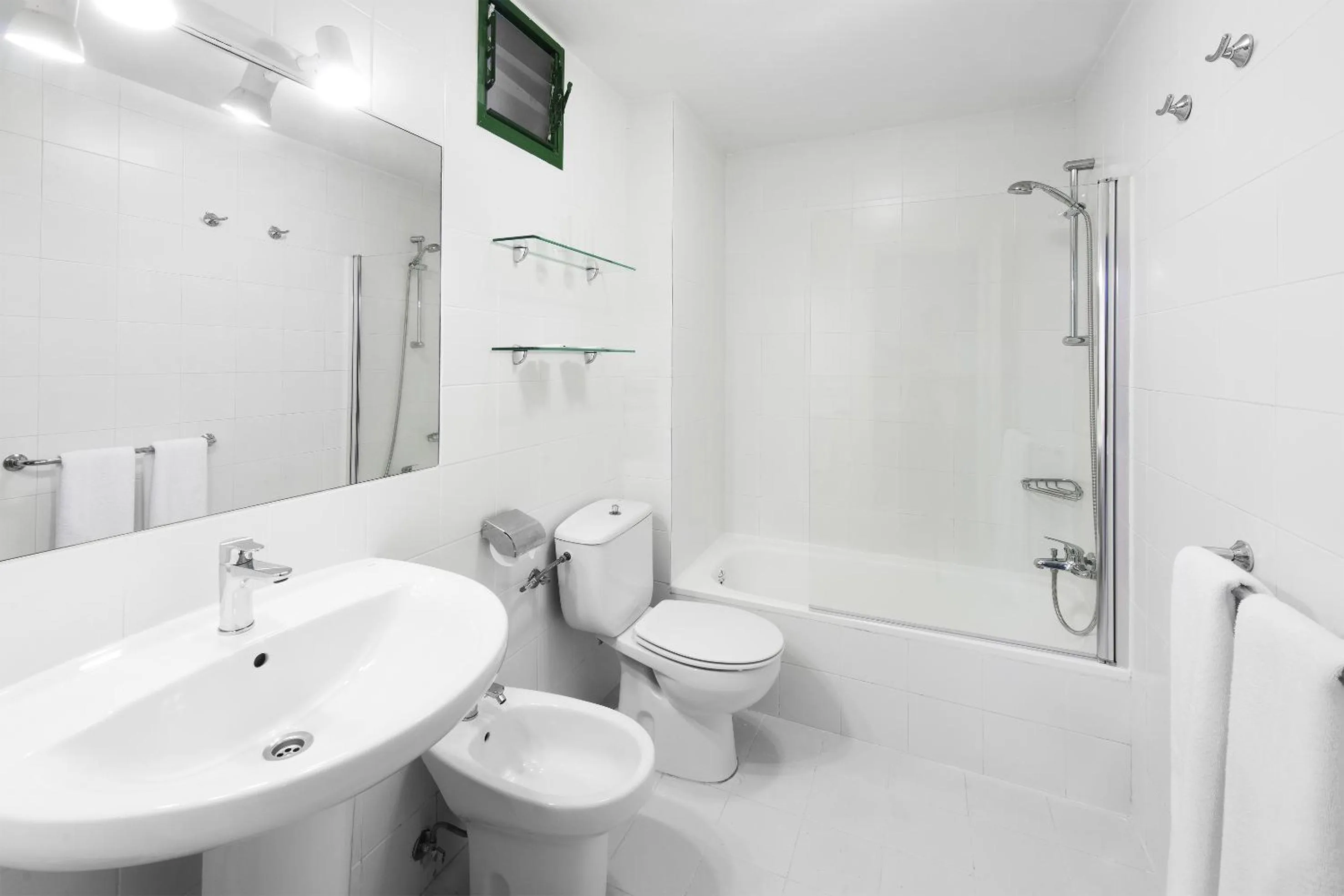 Bathroom in Elba Lucía Sport & Suite Hotel