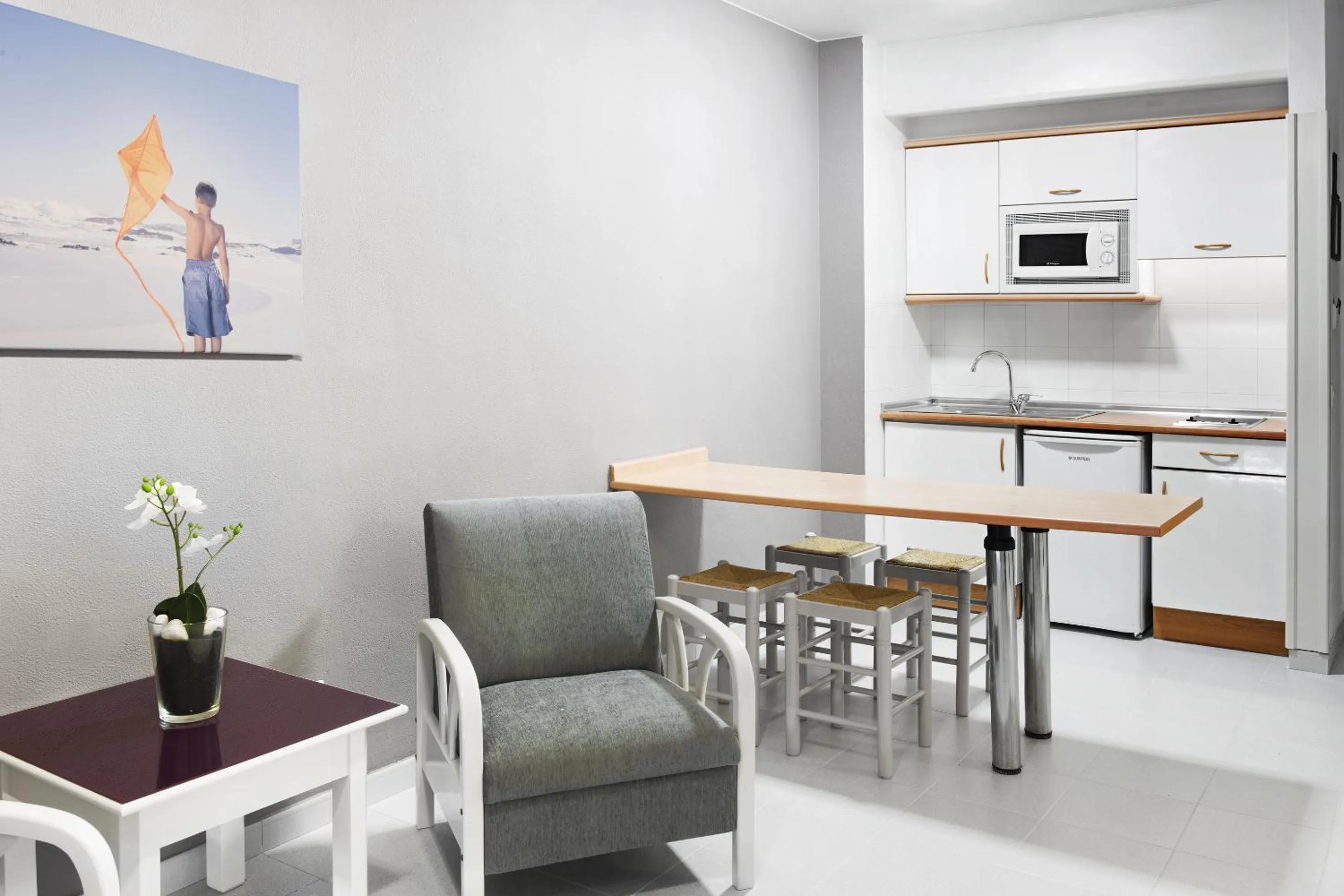 Kitchen or kitchenette in Elba Lucía Sport & Suite Hotel