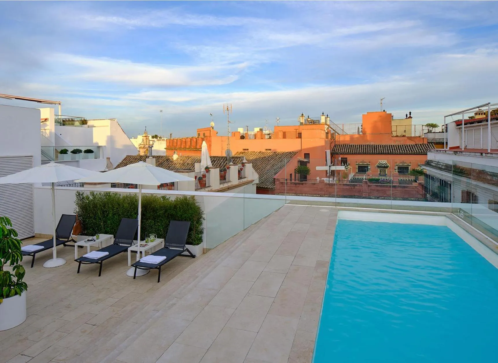 Swimming pool in Hotel Rey Alfonso X