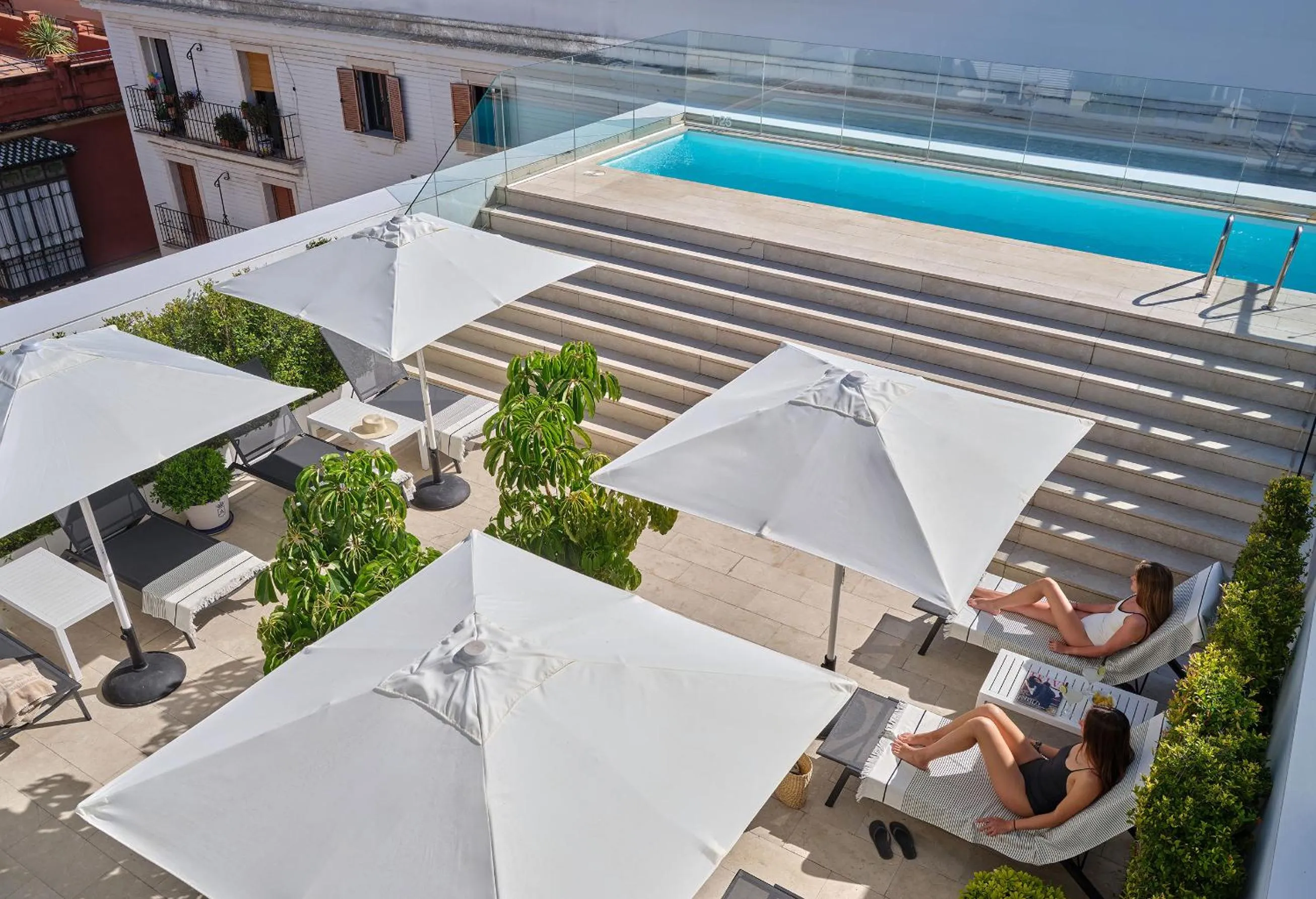 Swimming pool in Hotel Rey Alfonso X