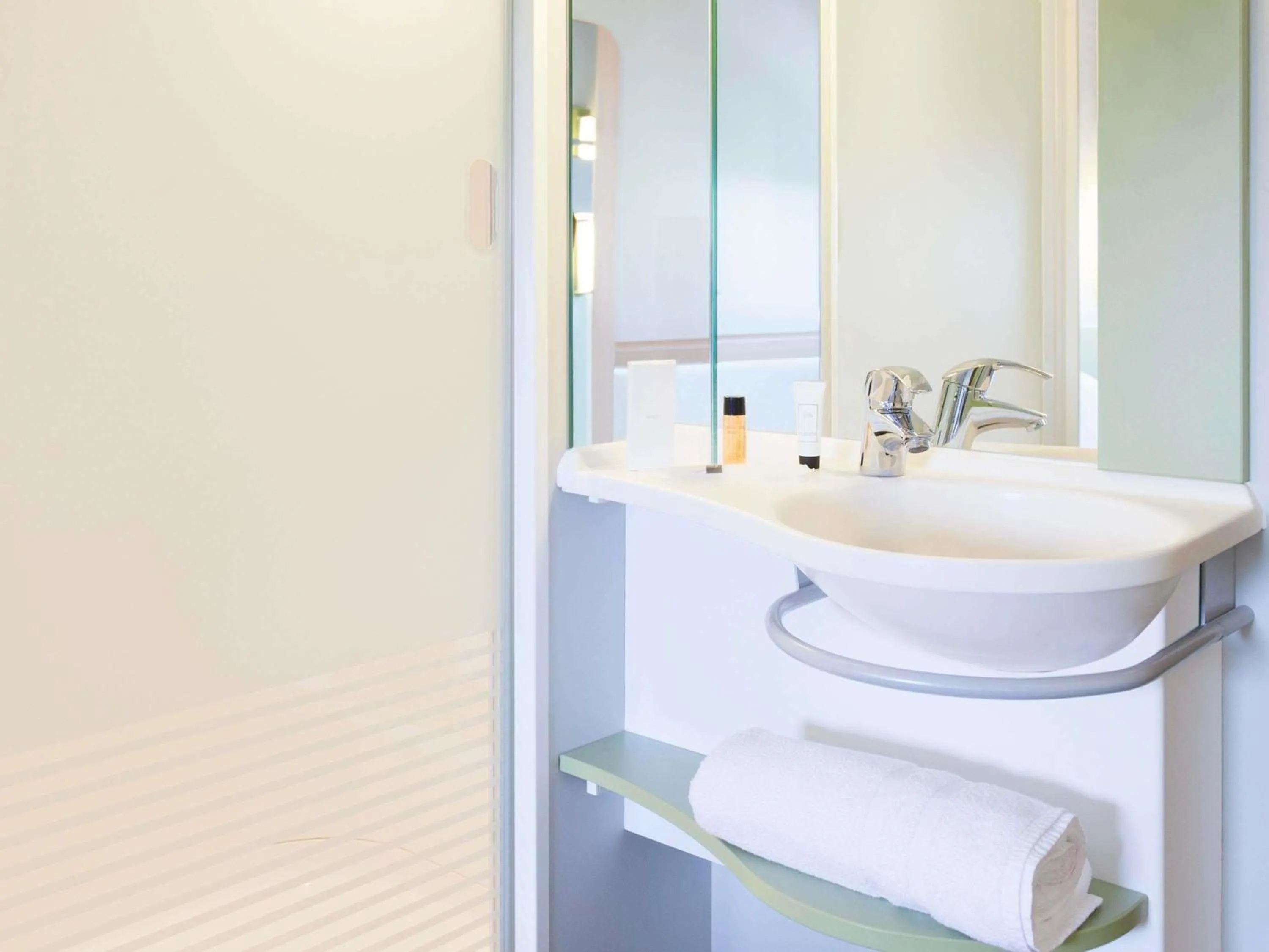 Bedroom in ibis budget Hotel Edinburgh Park