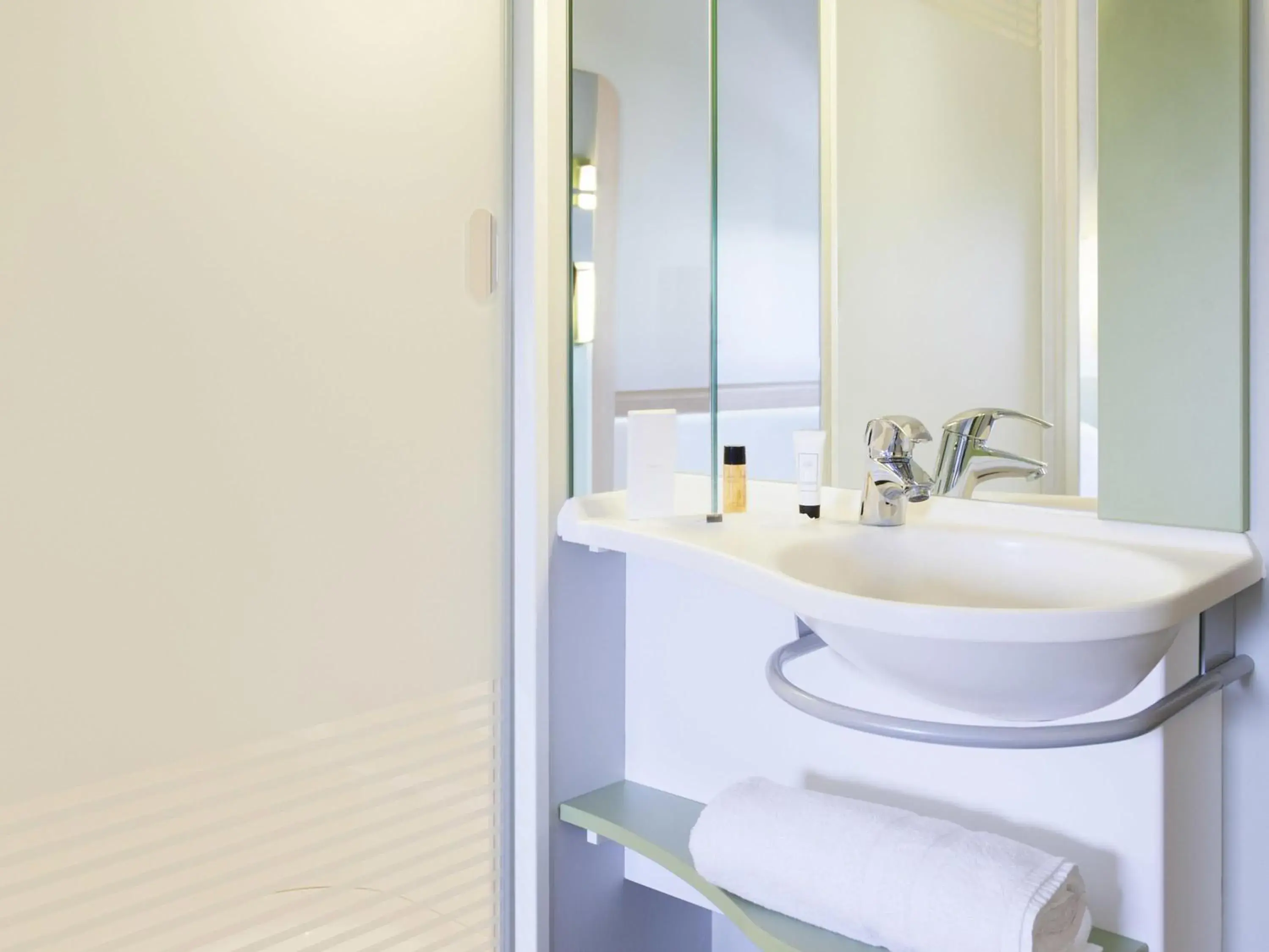 Bedroom in ibis budget Hotel Edinburgh Park Bedroom in ibis budget Hotel Edinburgh Park