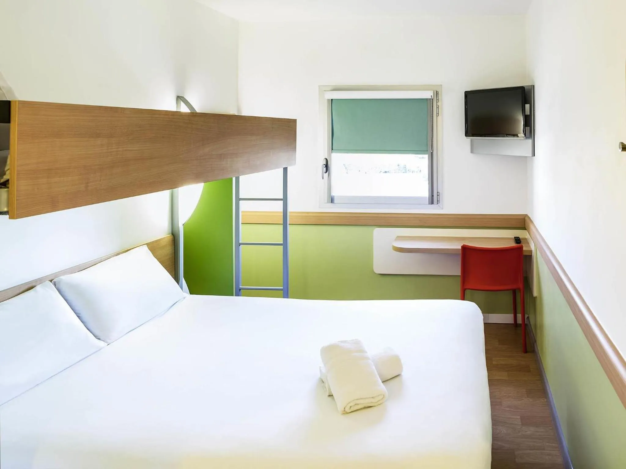 Bedroom, Bed in ibis budget Leicester