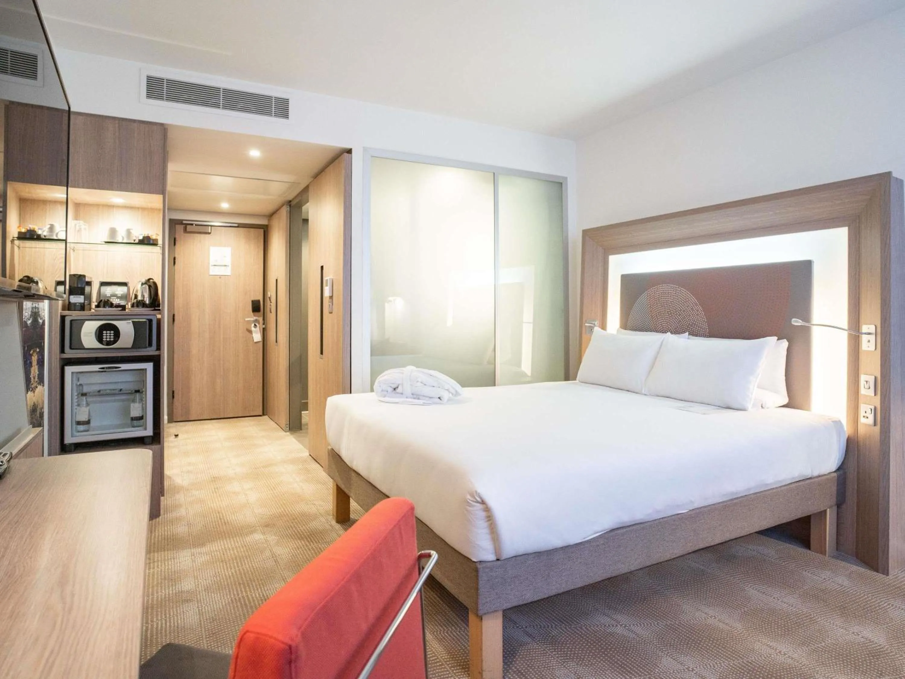 Bedroom, Bed in Novotel London Brentford