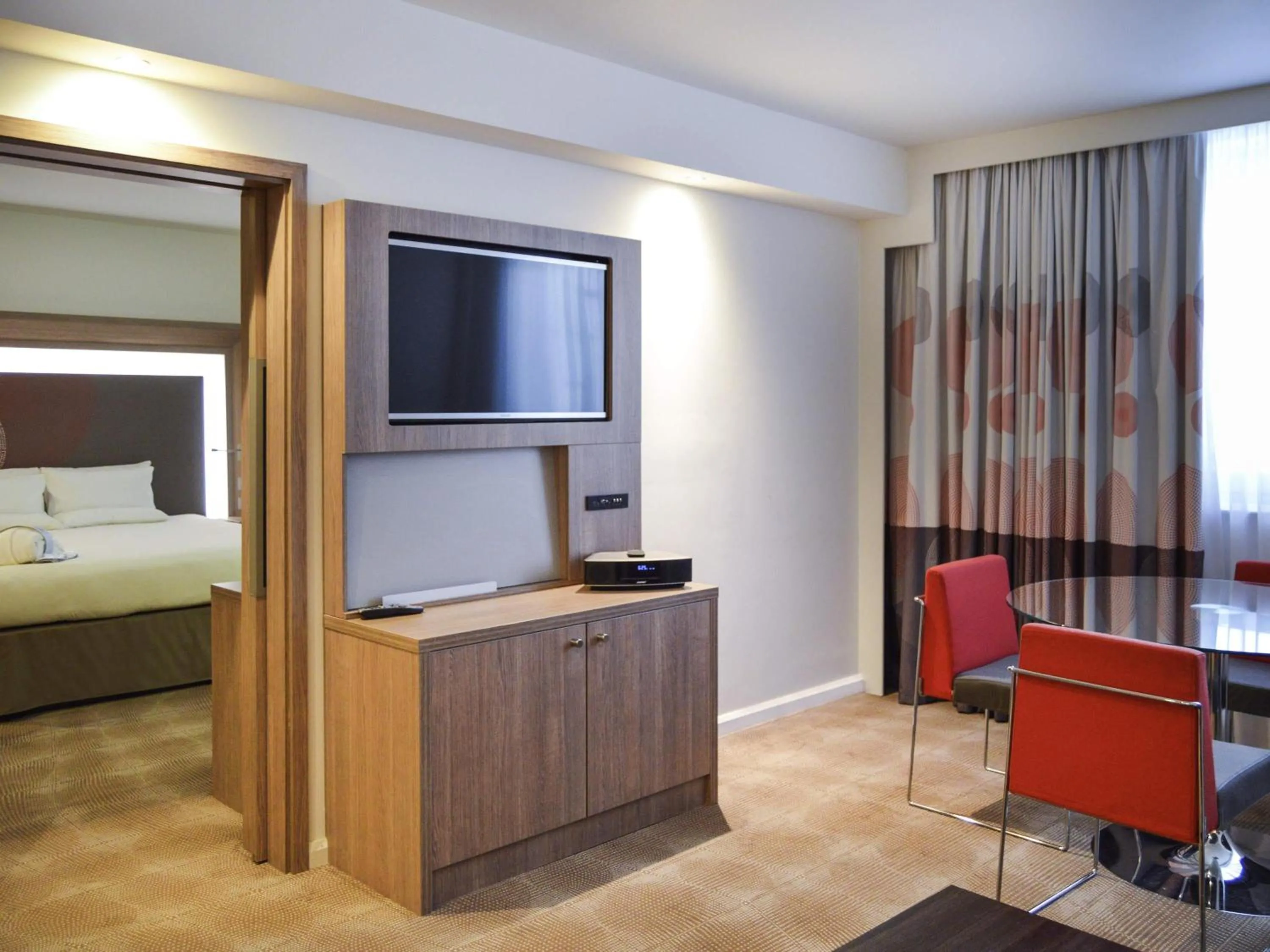 Bedroom, Bed in Novotel London Brentford