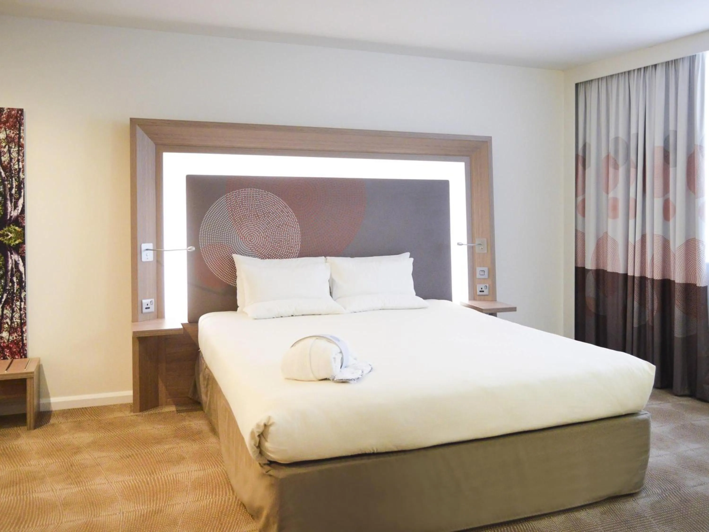 Photo of the whole room, Bed in Novotel London Brentford