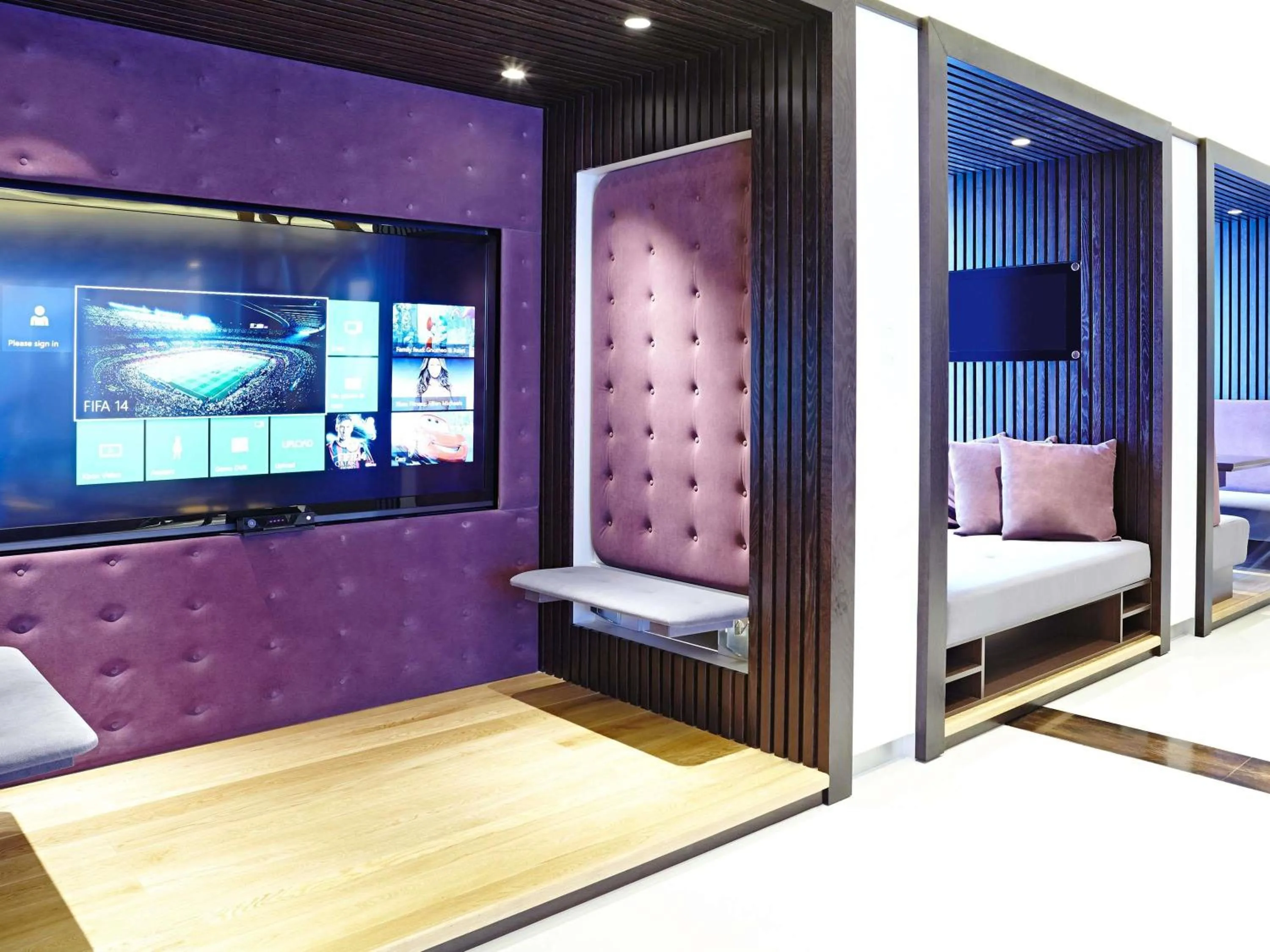 Restaurant/places to eat, Bed in Novotel London Brentford