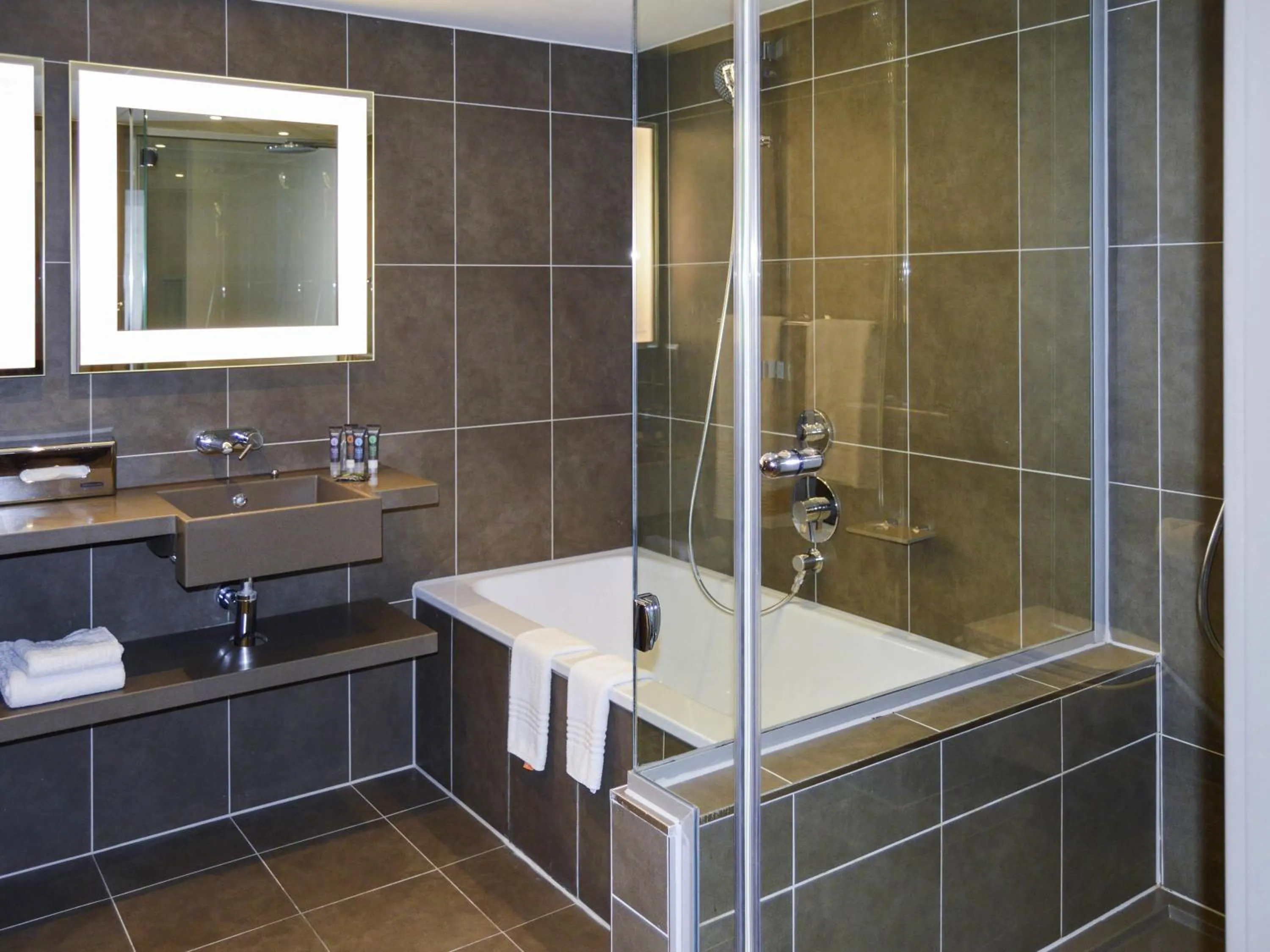 Photo of the whole room in Novotel London Brentford