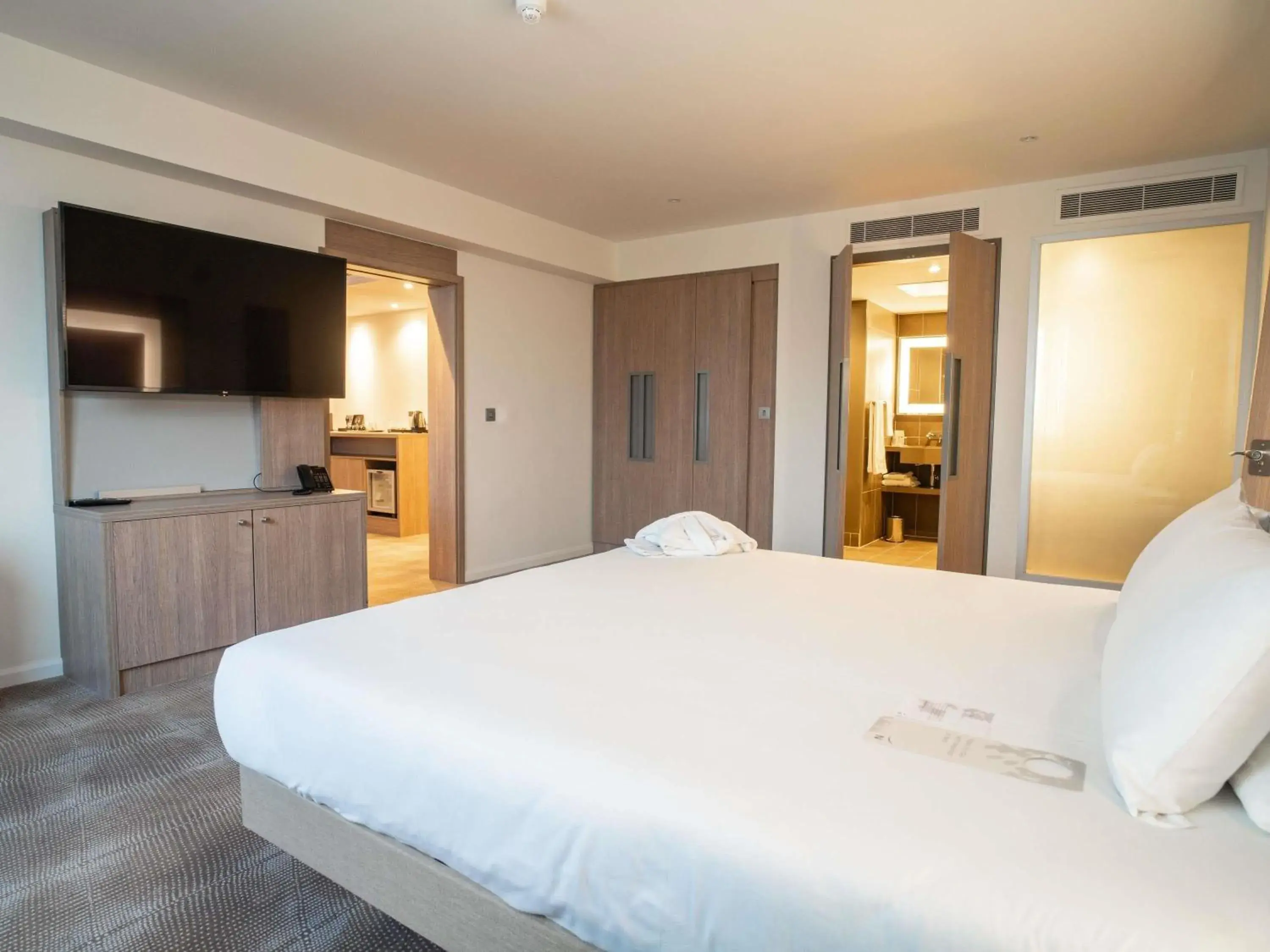 Bedroom, Bed in Novotel London Brentford Bedroom, Bed in Novotel London Brentford