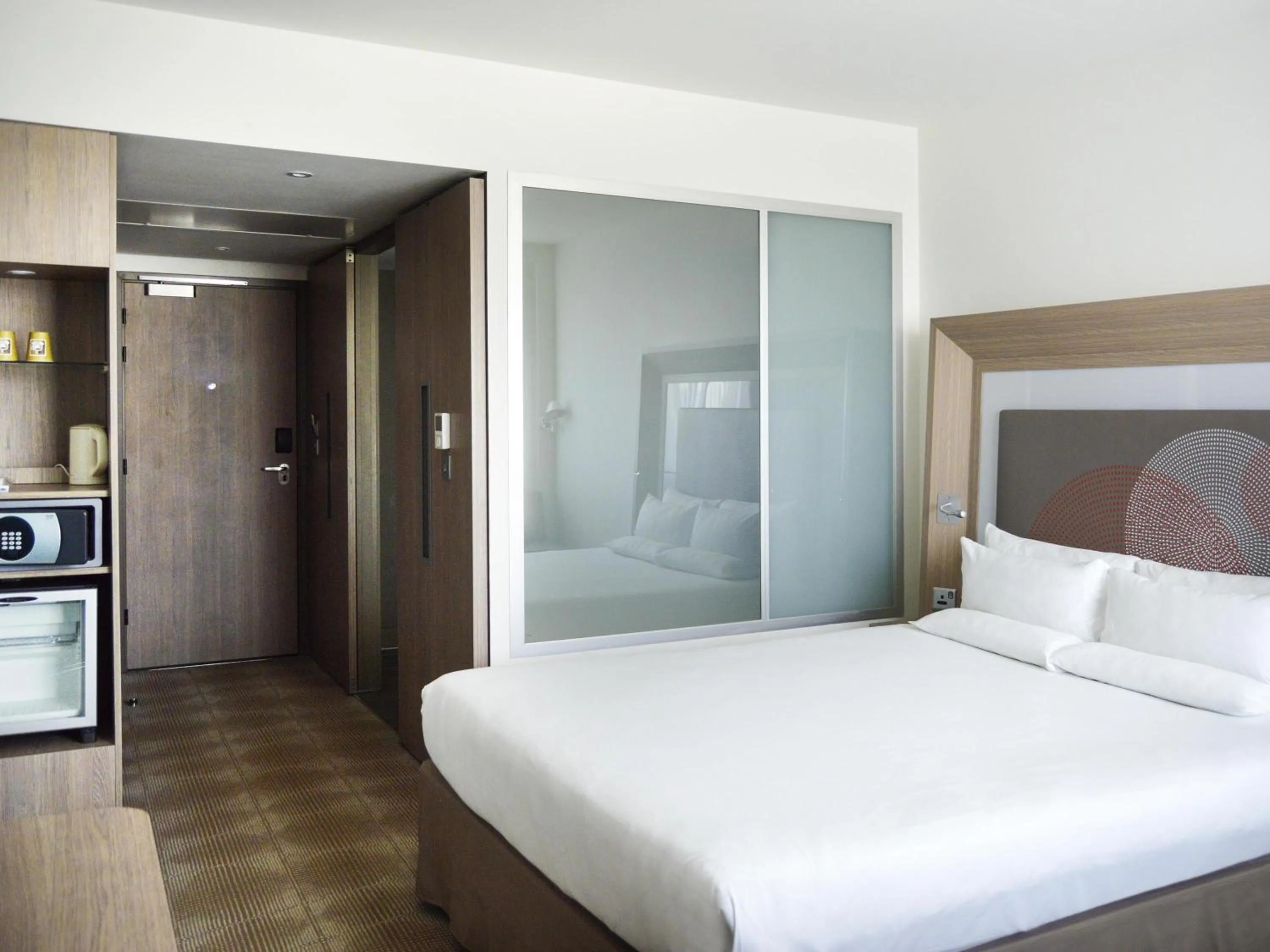 Bedroom, Bed in Novotel London Brentford