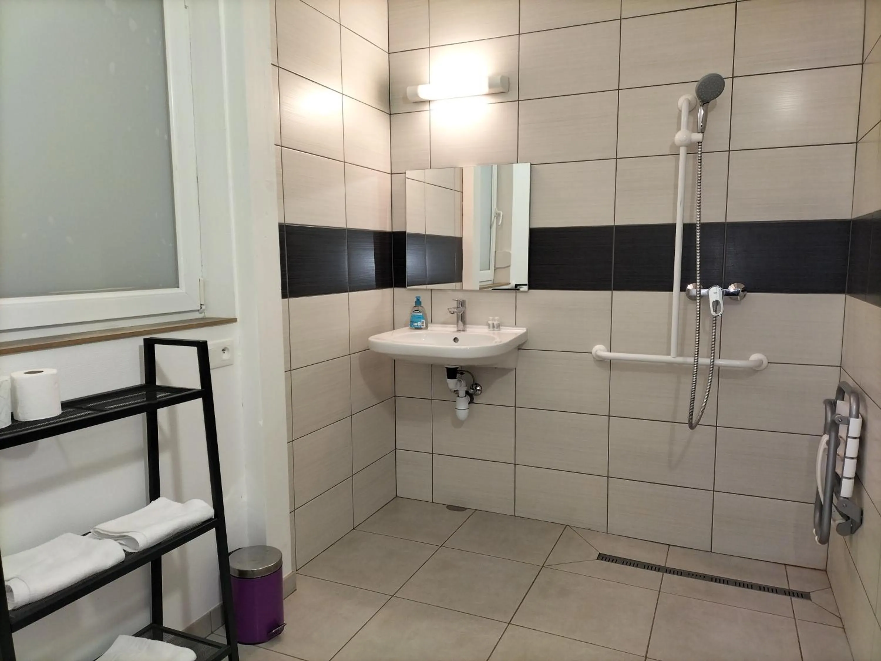Bathroom in Les ACACIAS