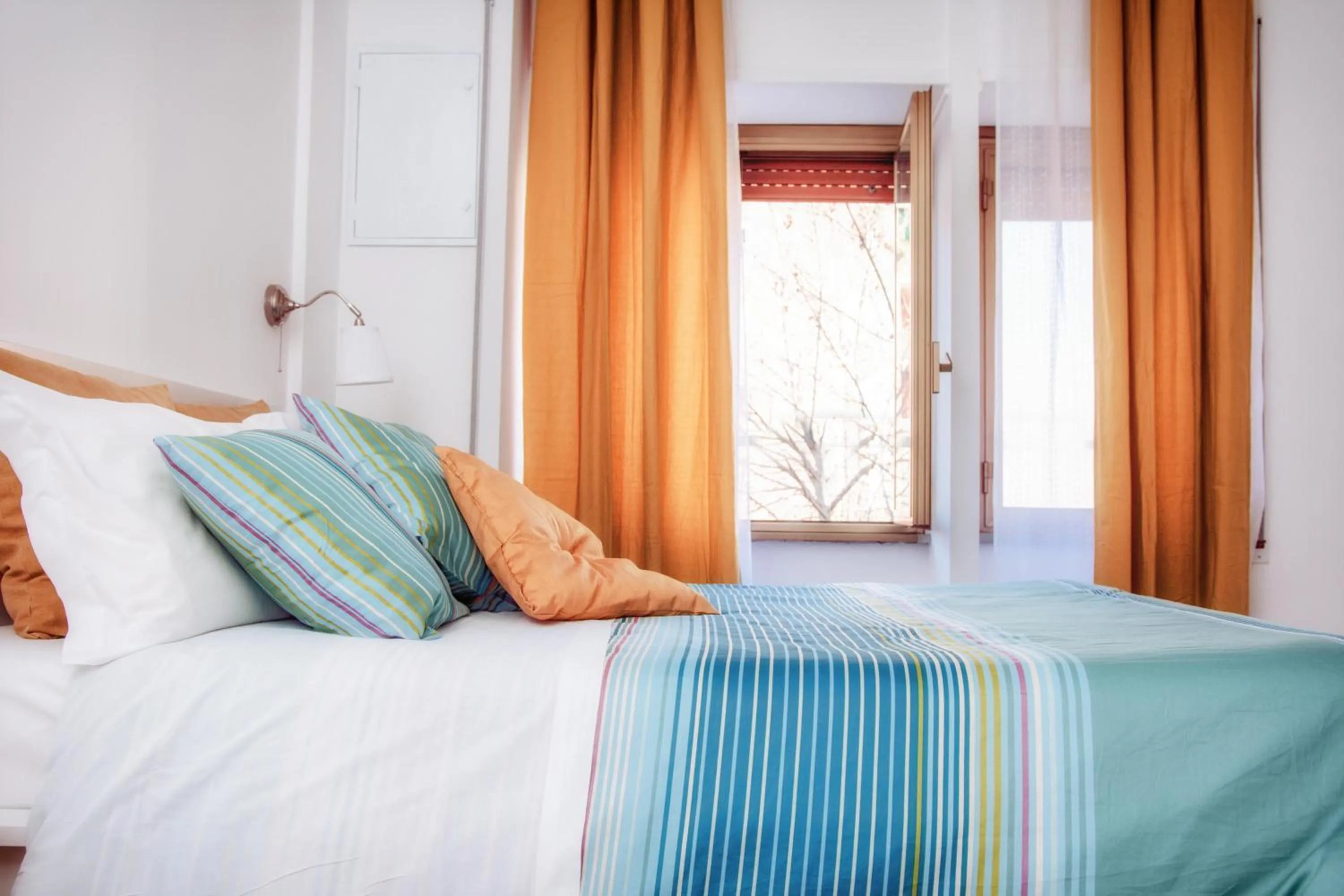 Day, Bed in De Guestibus