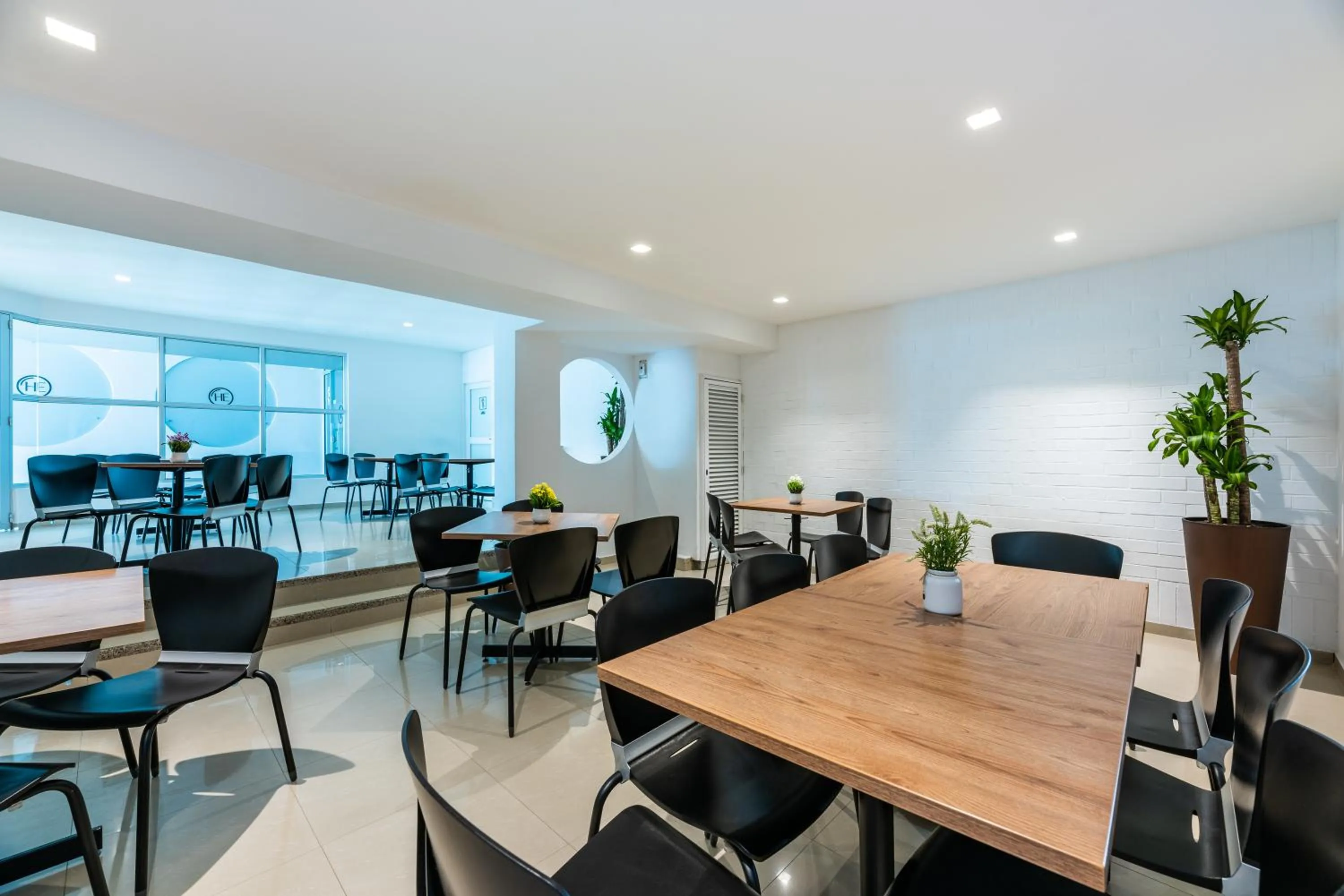 Restaurant/places to eat in Hotel Elite