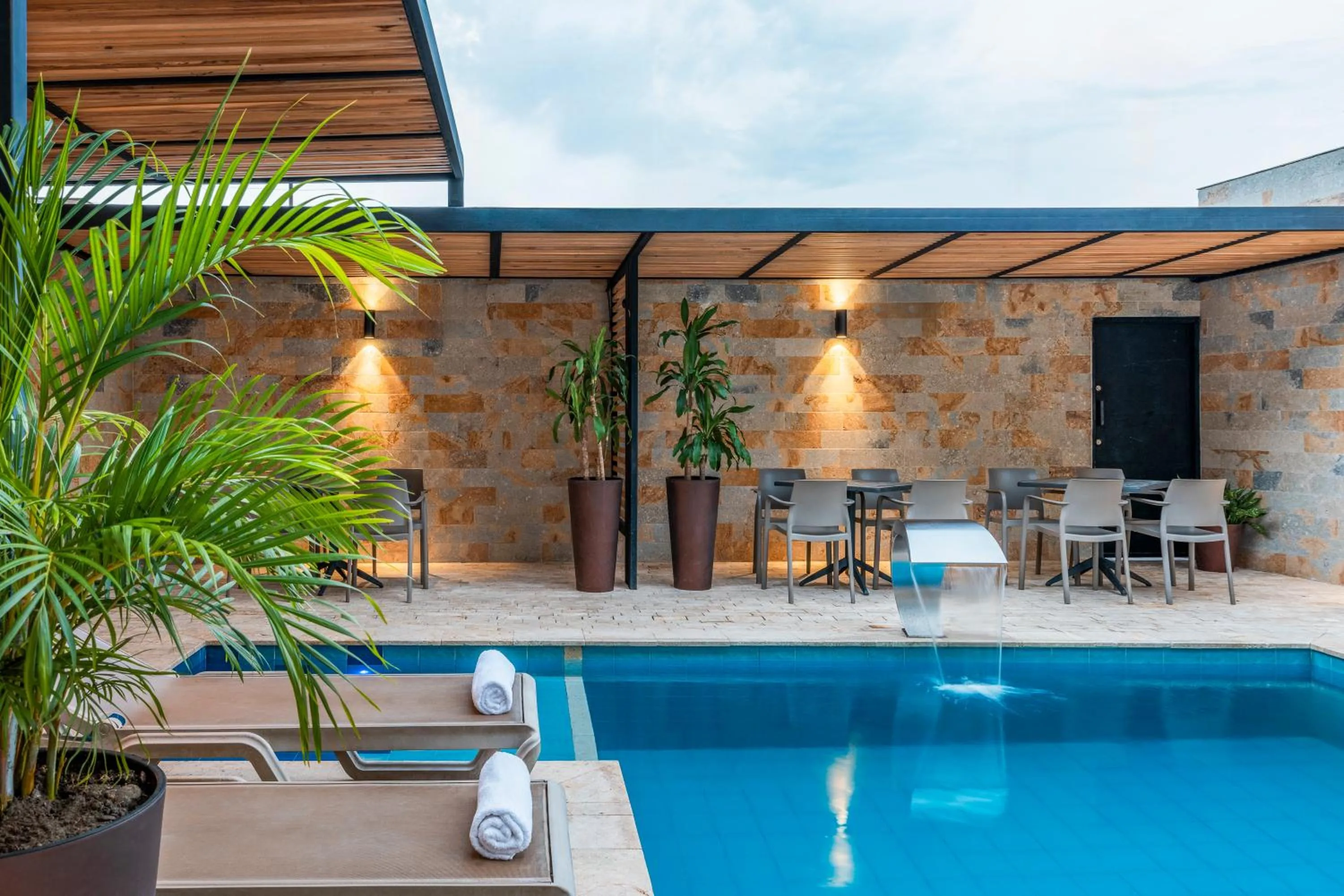 Restaurant/places to eat in Hotel Elite