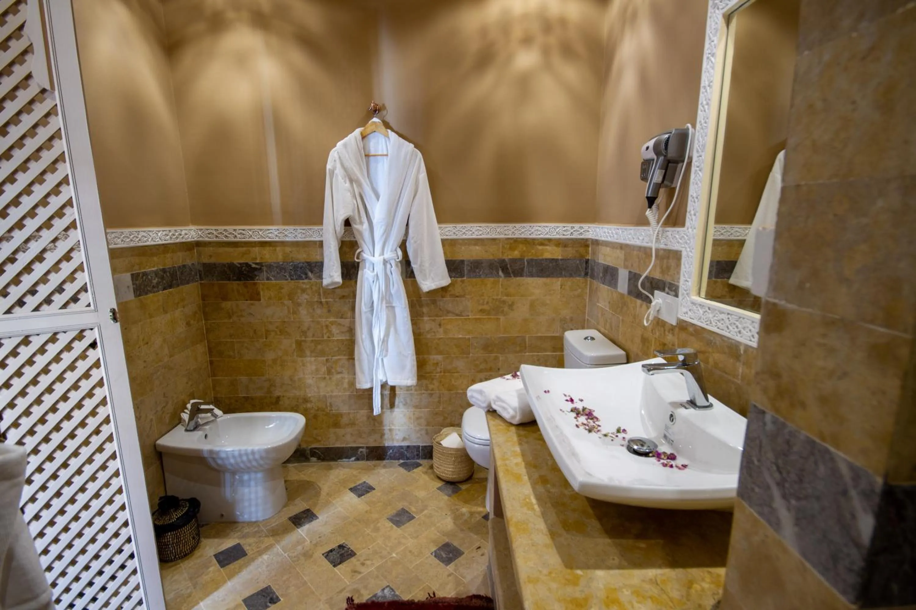 Shower in Riad SofYan & Spa