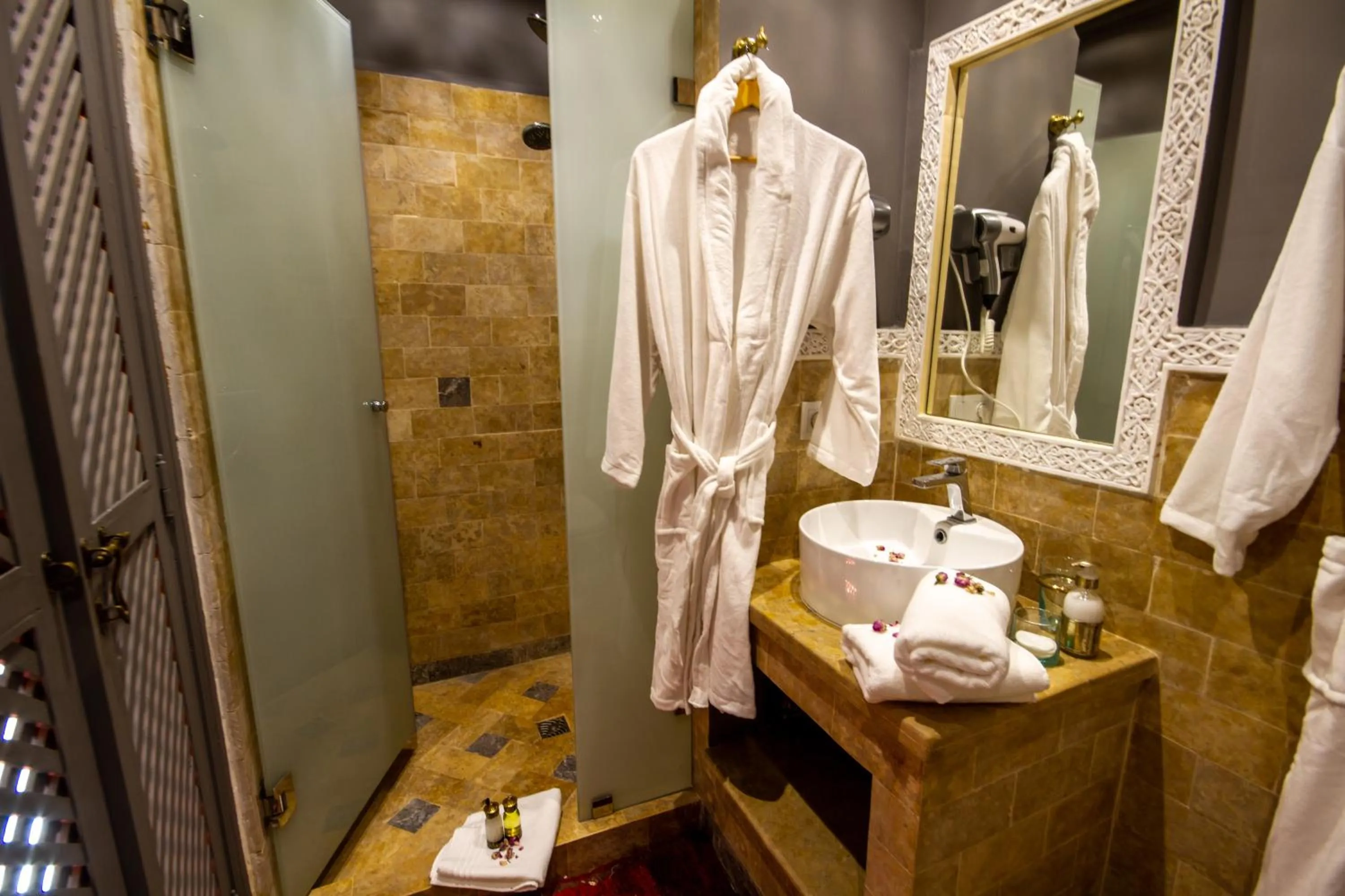 Shower in Riad SofYan & Spa