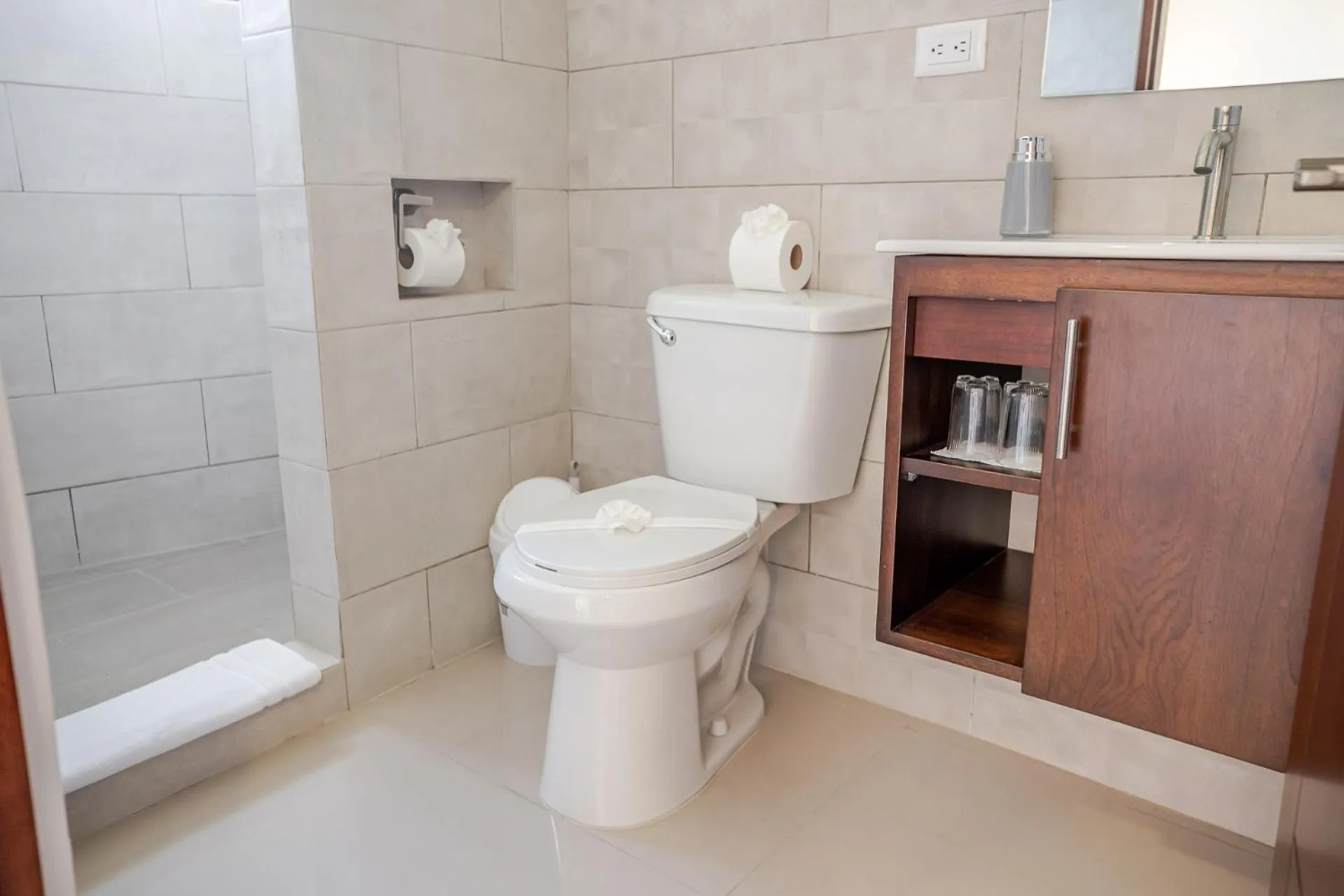 Bathroom in Hotel Arenal by Regina