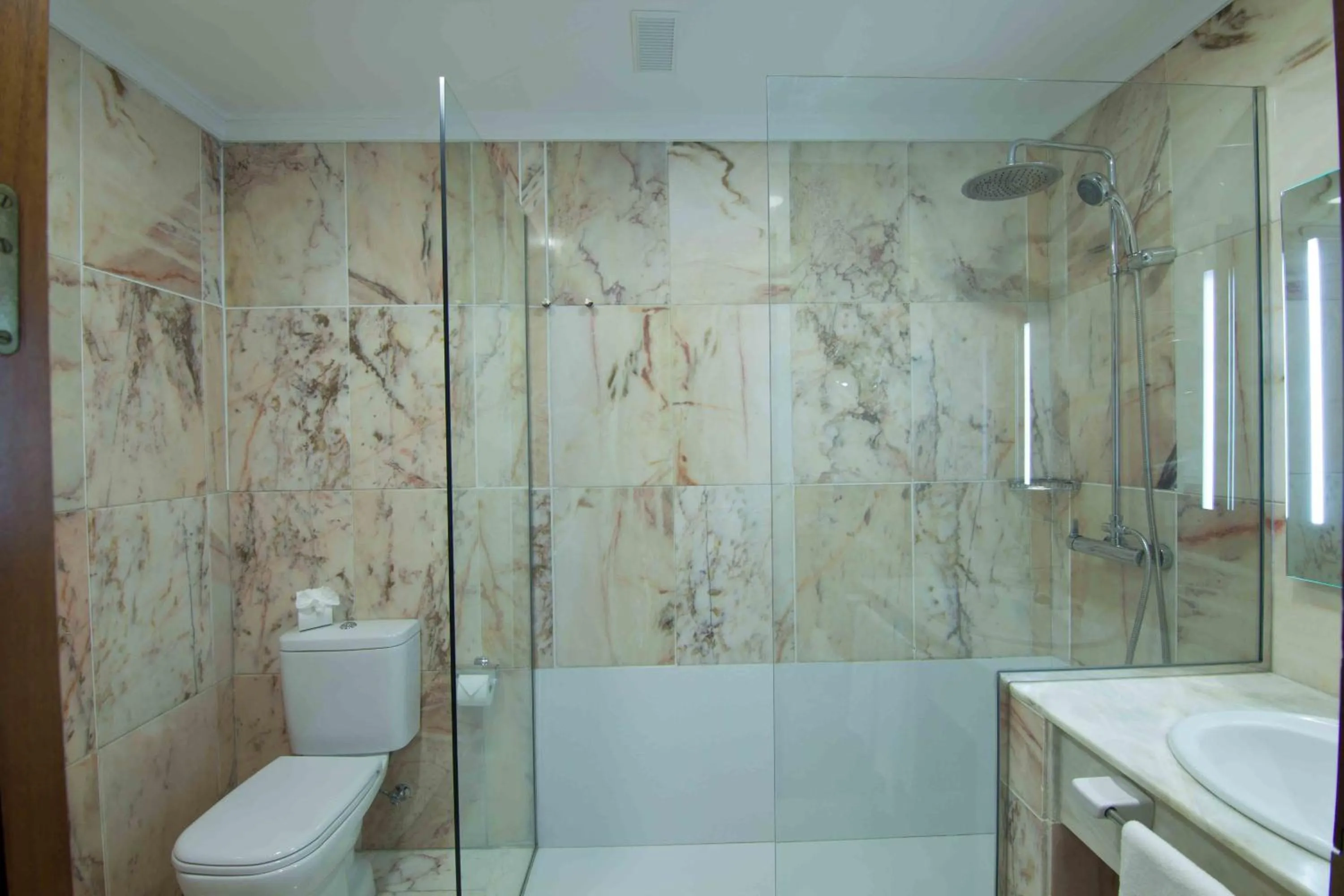 Shower in Hotel Principe Paz