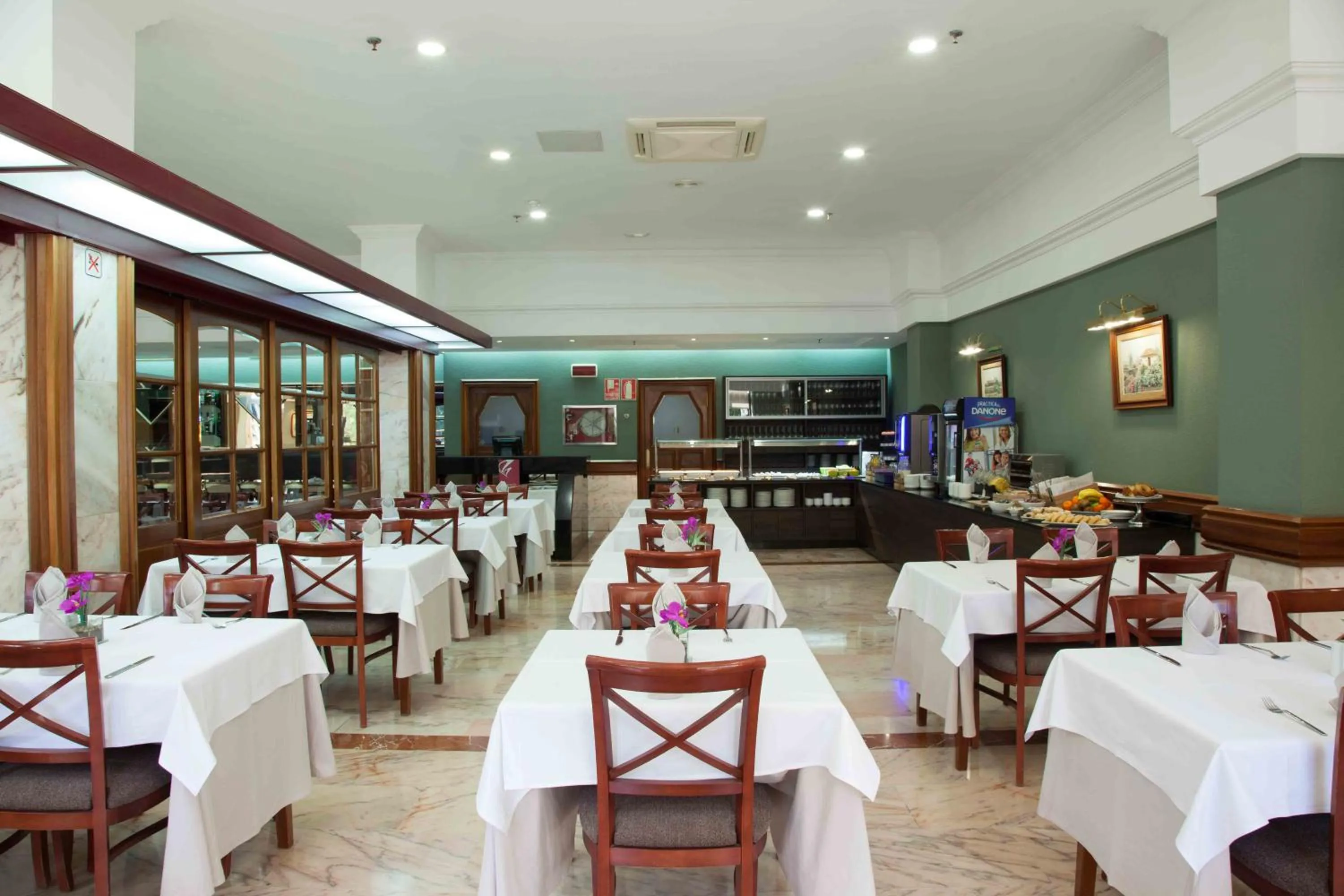 Restaurant/places to eat in Hotel Principe Paz